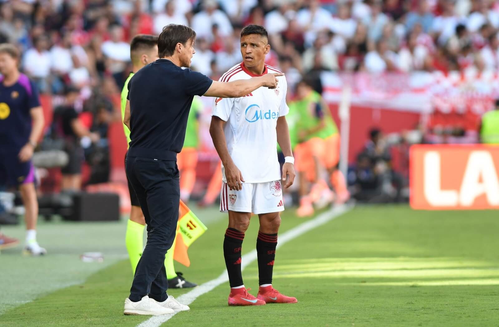 Matías Almeyda, dándole órdenes a Alexis Sánchez.