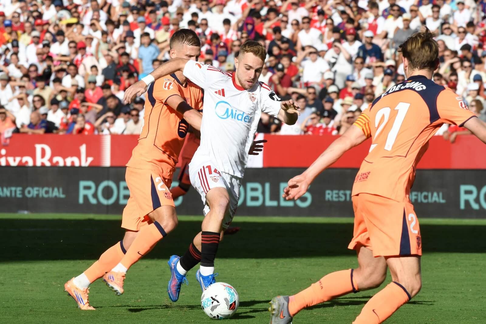  De Jong, ante Peque Fernández, en el Sevilla - Barcelona.
