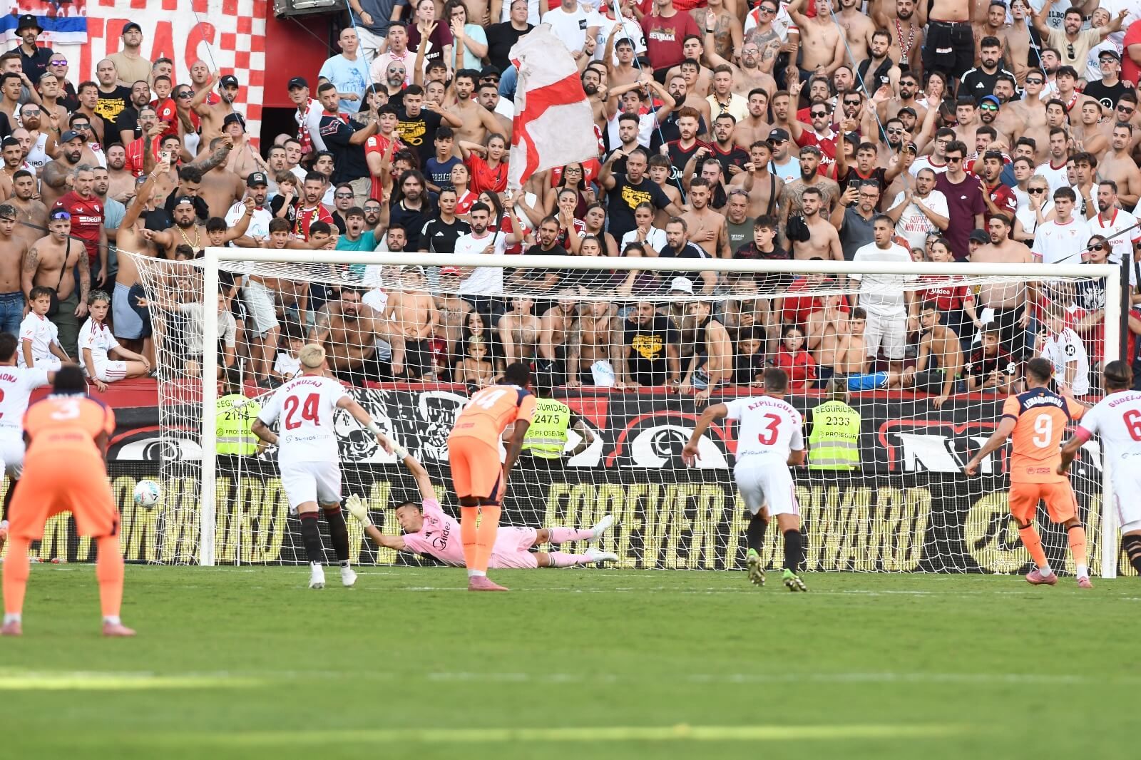  Robert Lewandowski falló el penalti cometido por Adnan Januzaj.