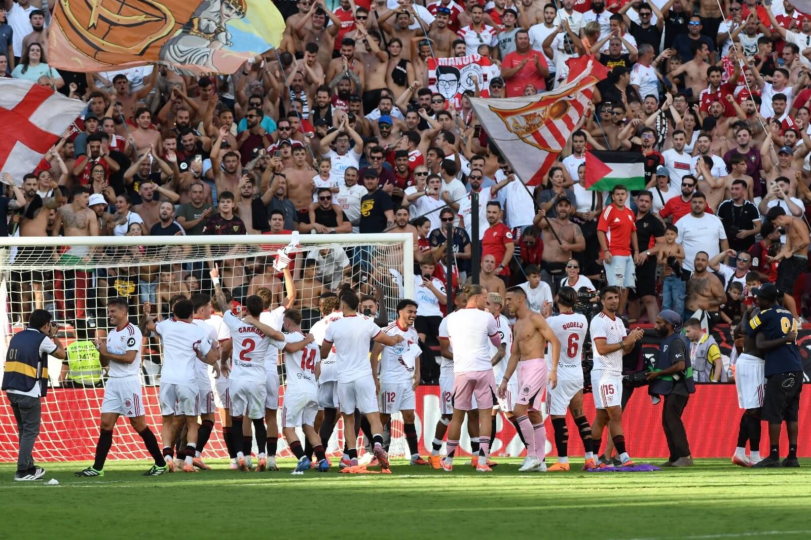  La fiesta del Sevilla tras el triunfo ante el Barça.
