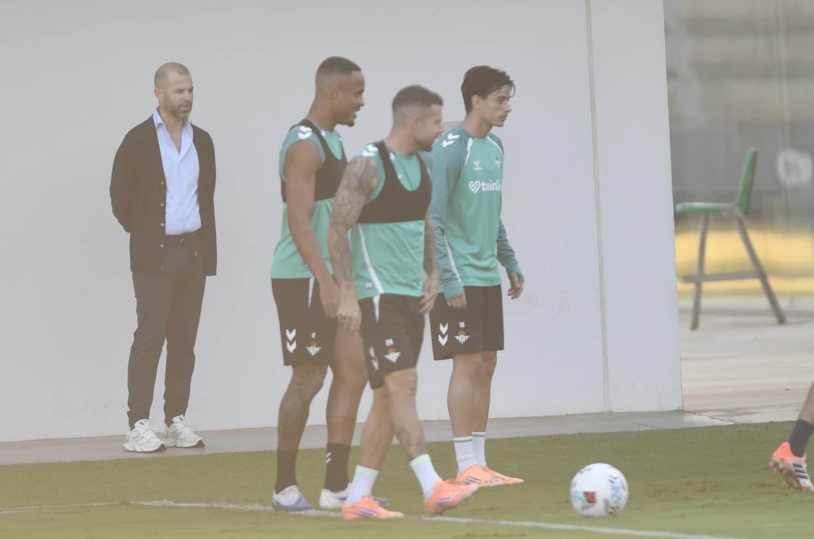  Manu Fajardo, observando a sus jugadores, en la sesión del viernes.