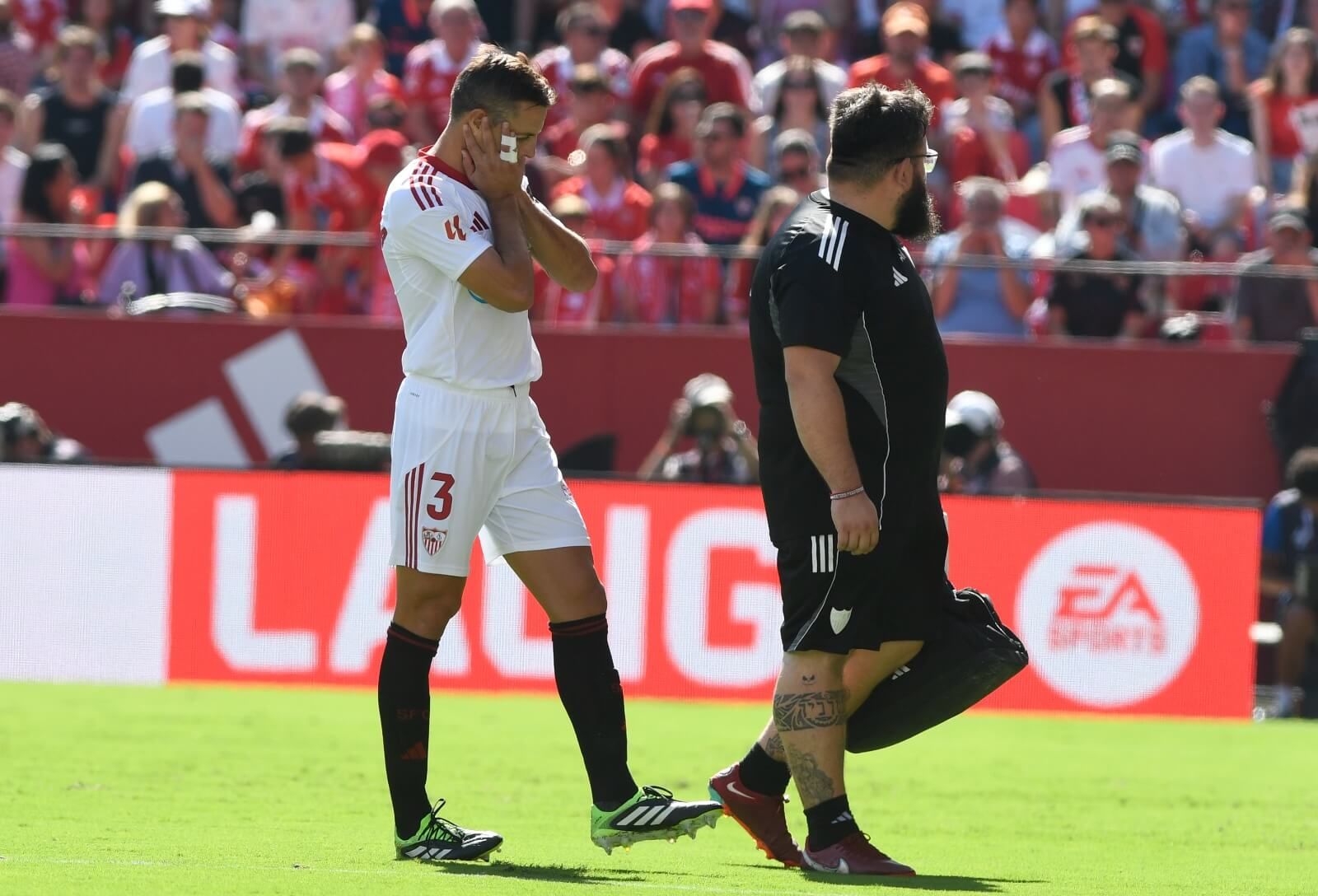  César Azpilicueta, lamentando su lesión.