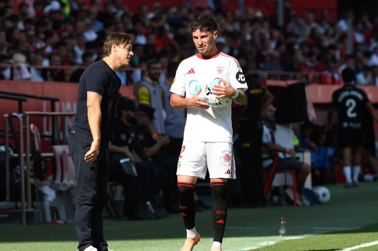 Matías Almeyda, charlando con Carmona, ante el Mallorca.