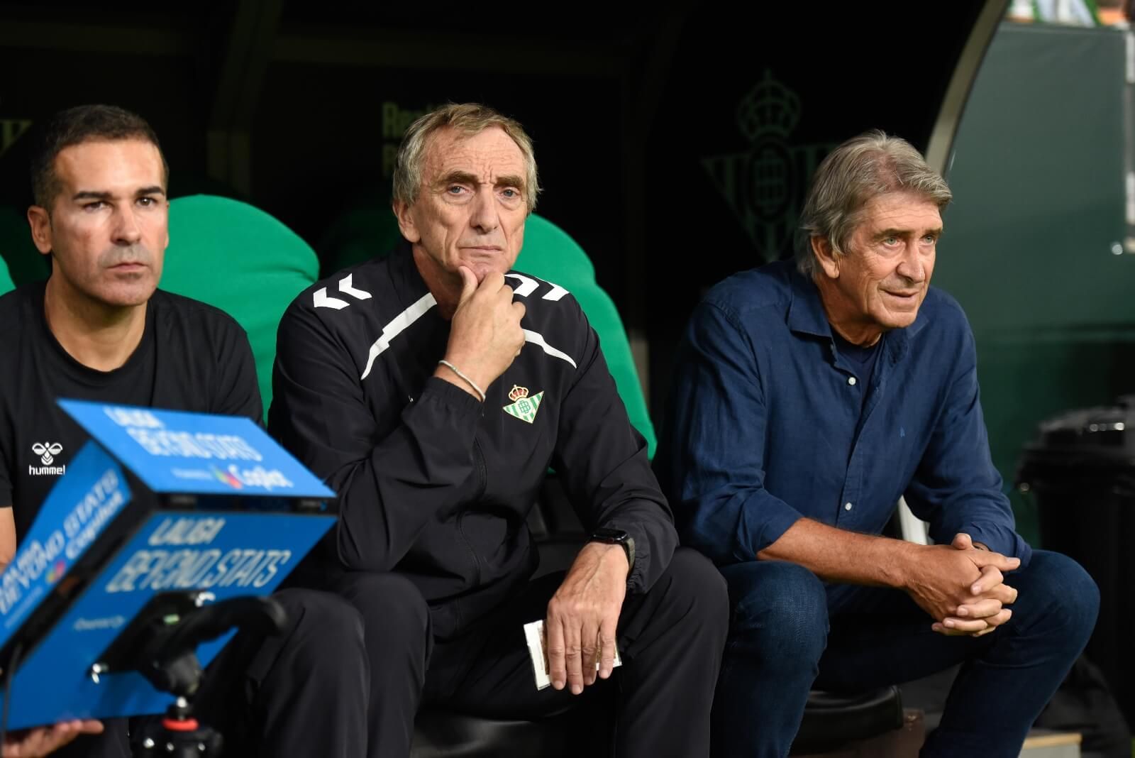 Rubén Cousillas, junto a Manuel Pellegrini, ante el Atlético de Madrid.