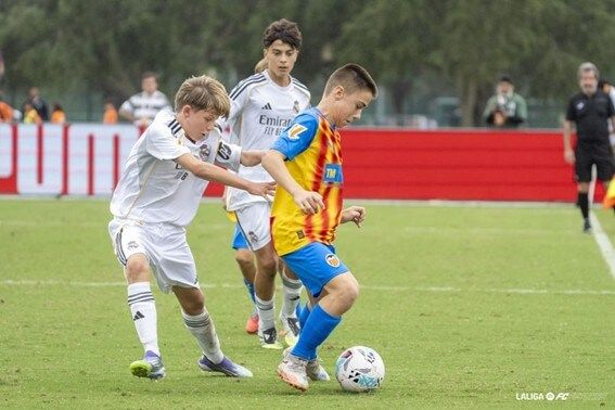 Luca Sánchez protege el balón en el Madrid-Valencia.