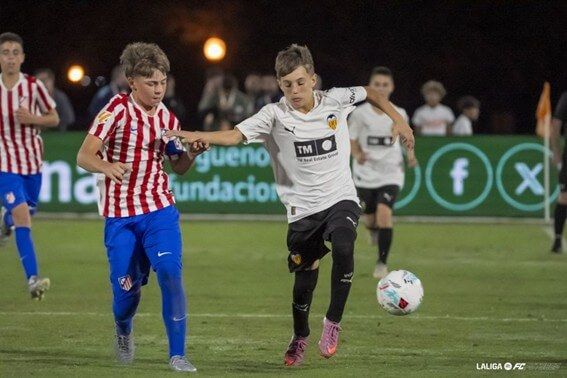 Hugo Miguel brega por un balón en Orlando ante el Valencia.