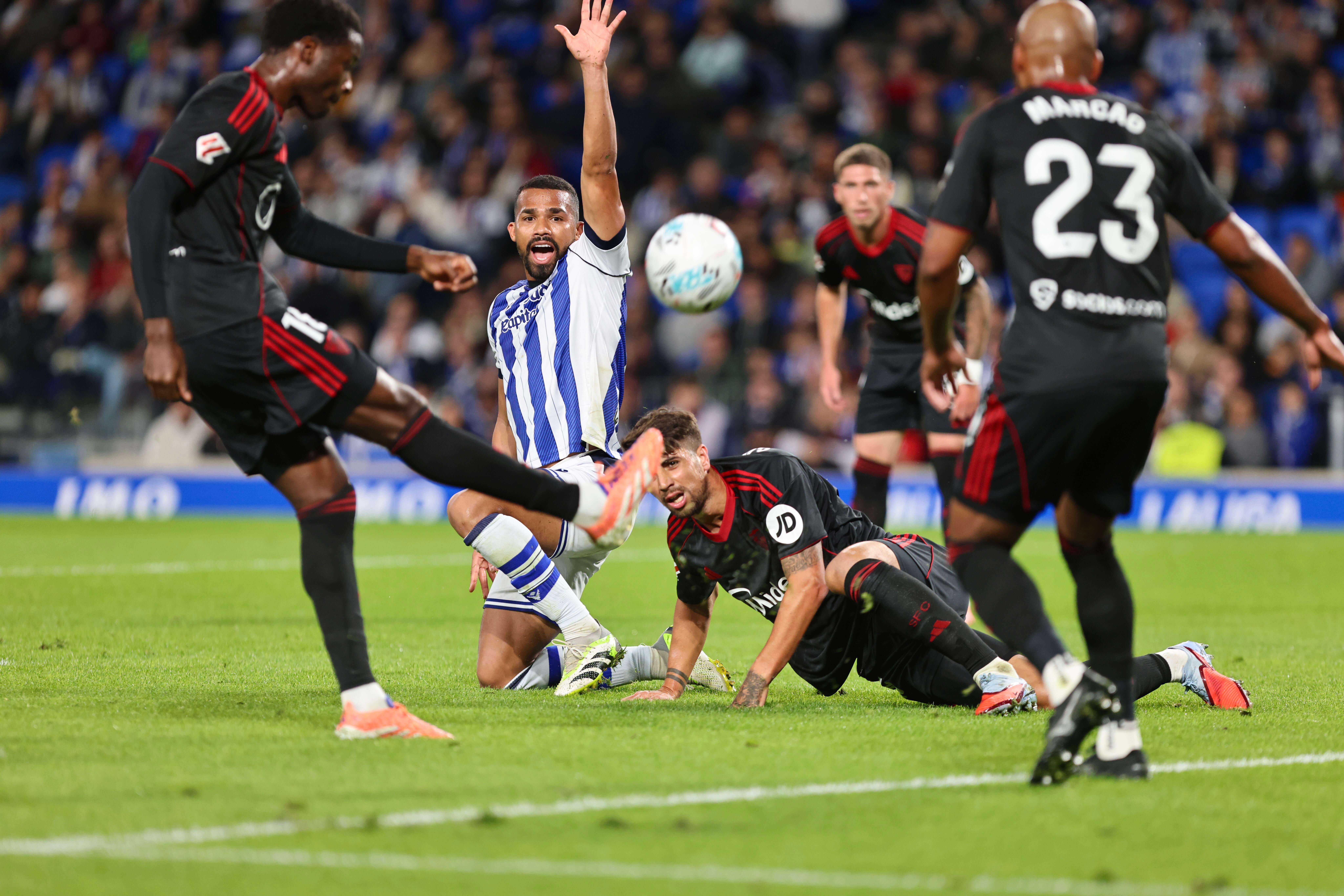  Yángel Herrera pide penalti en el Real Sociedad-Sevilla.