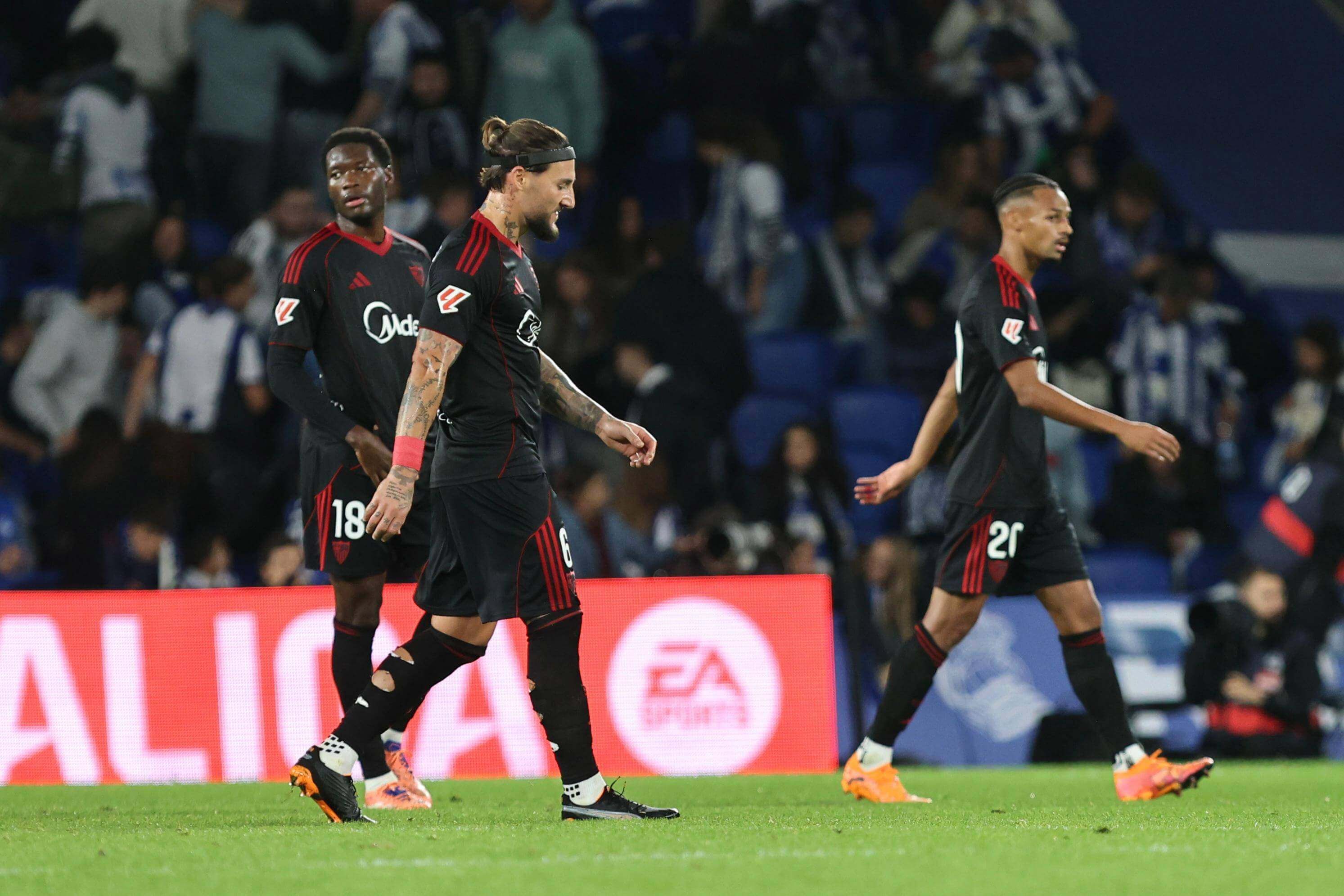 Nemanja Gudelj, lamentando la derrota.