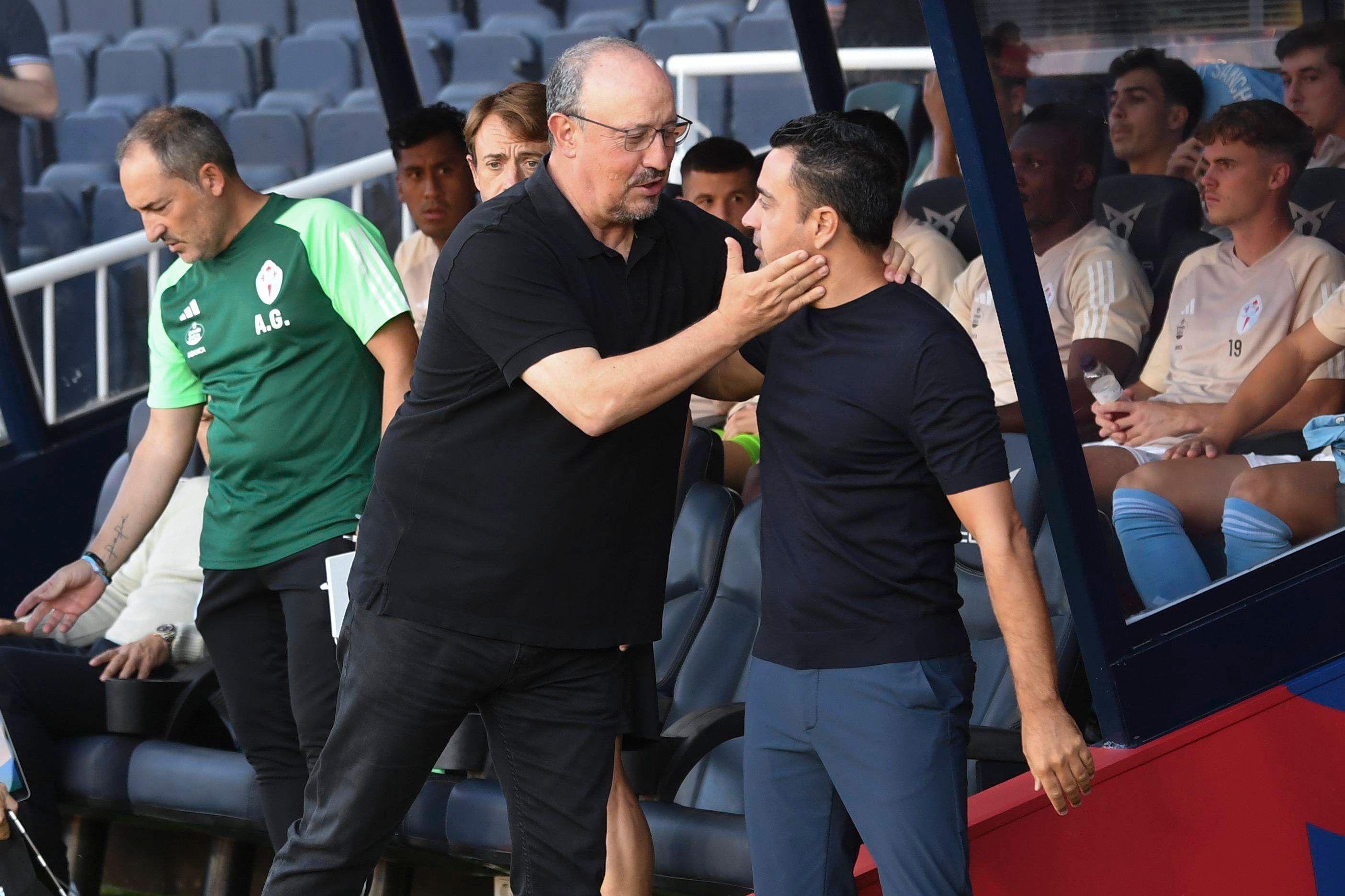  Rafa Benítez saluda a Xavi en el Barcelona - Celta.