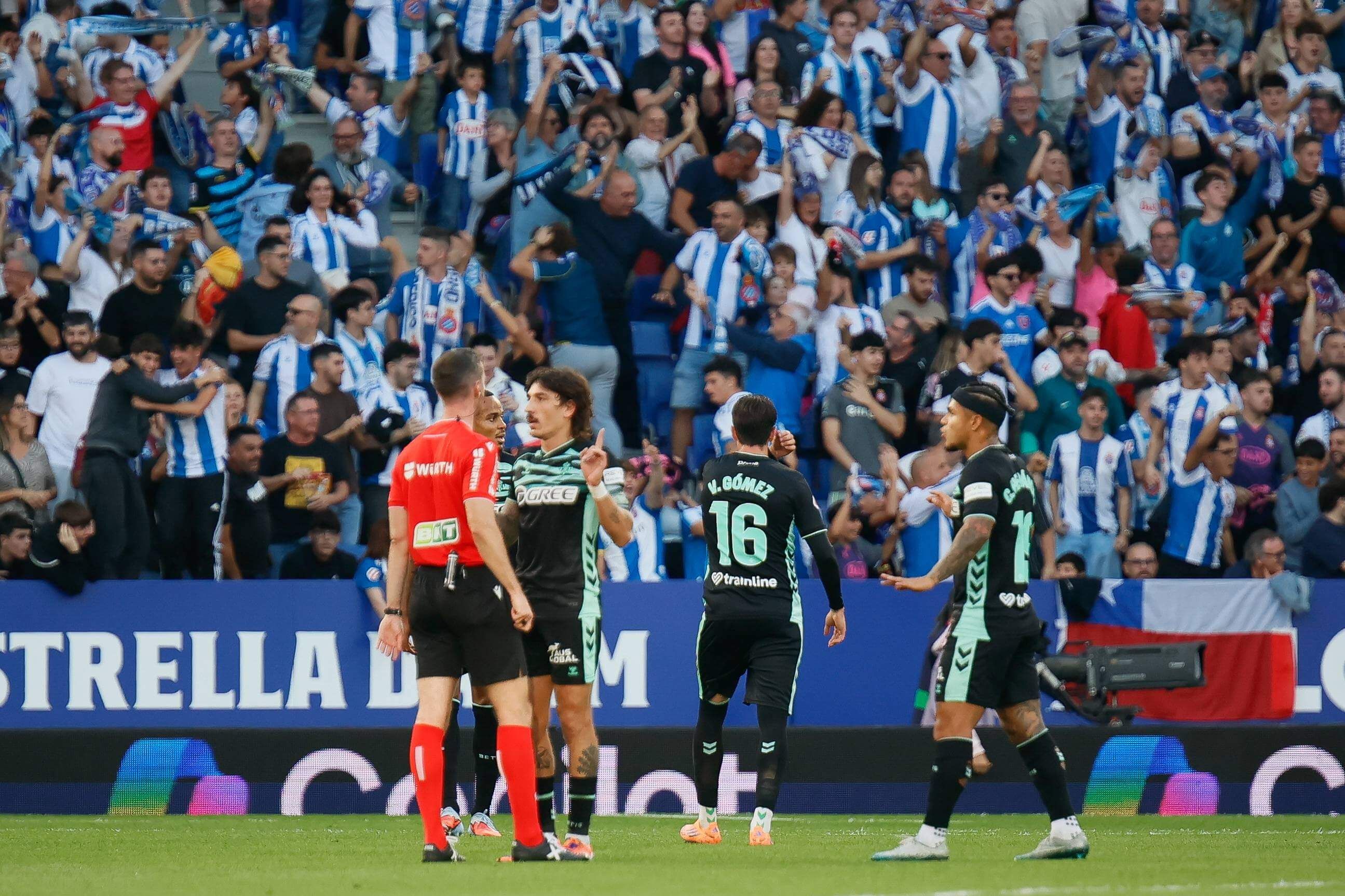 El Betis protesta una decisión de Galech Apezteguía.
