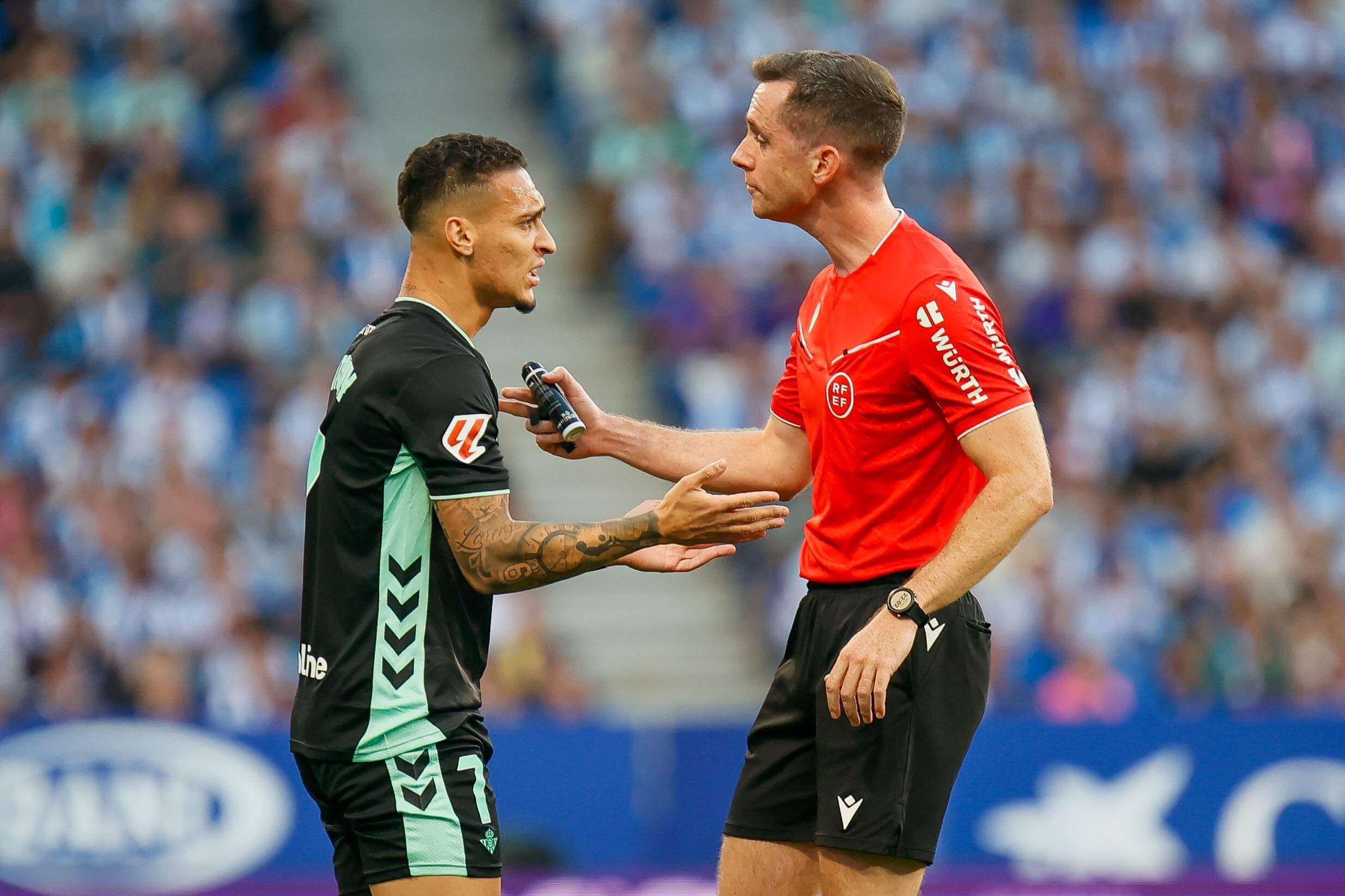 El Betis protesta una decisión de Galech Apezteguía.