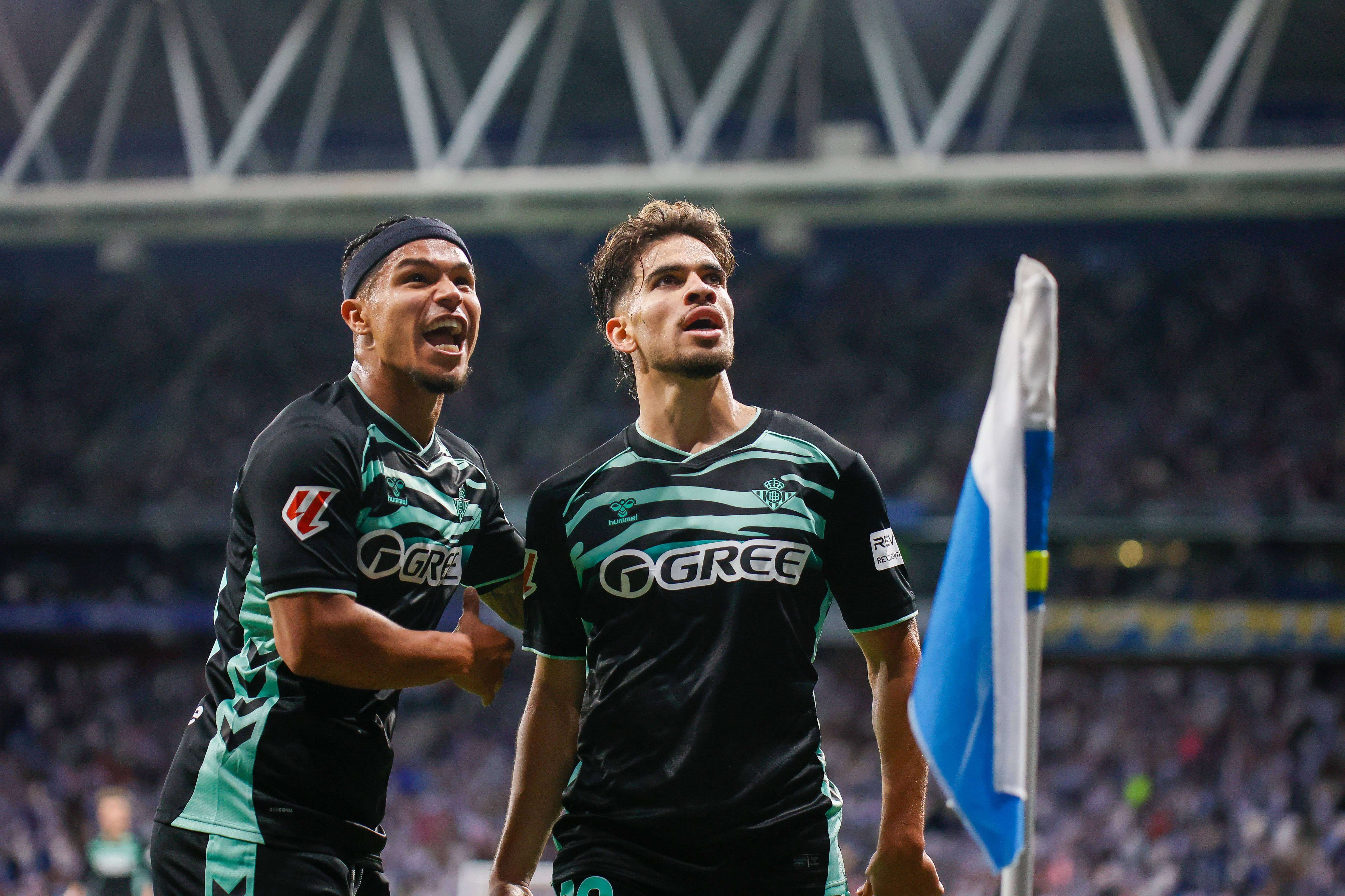 Cucho Hernández y Ez Abde, celebrando en el Espanyol-Betis.