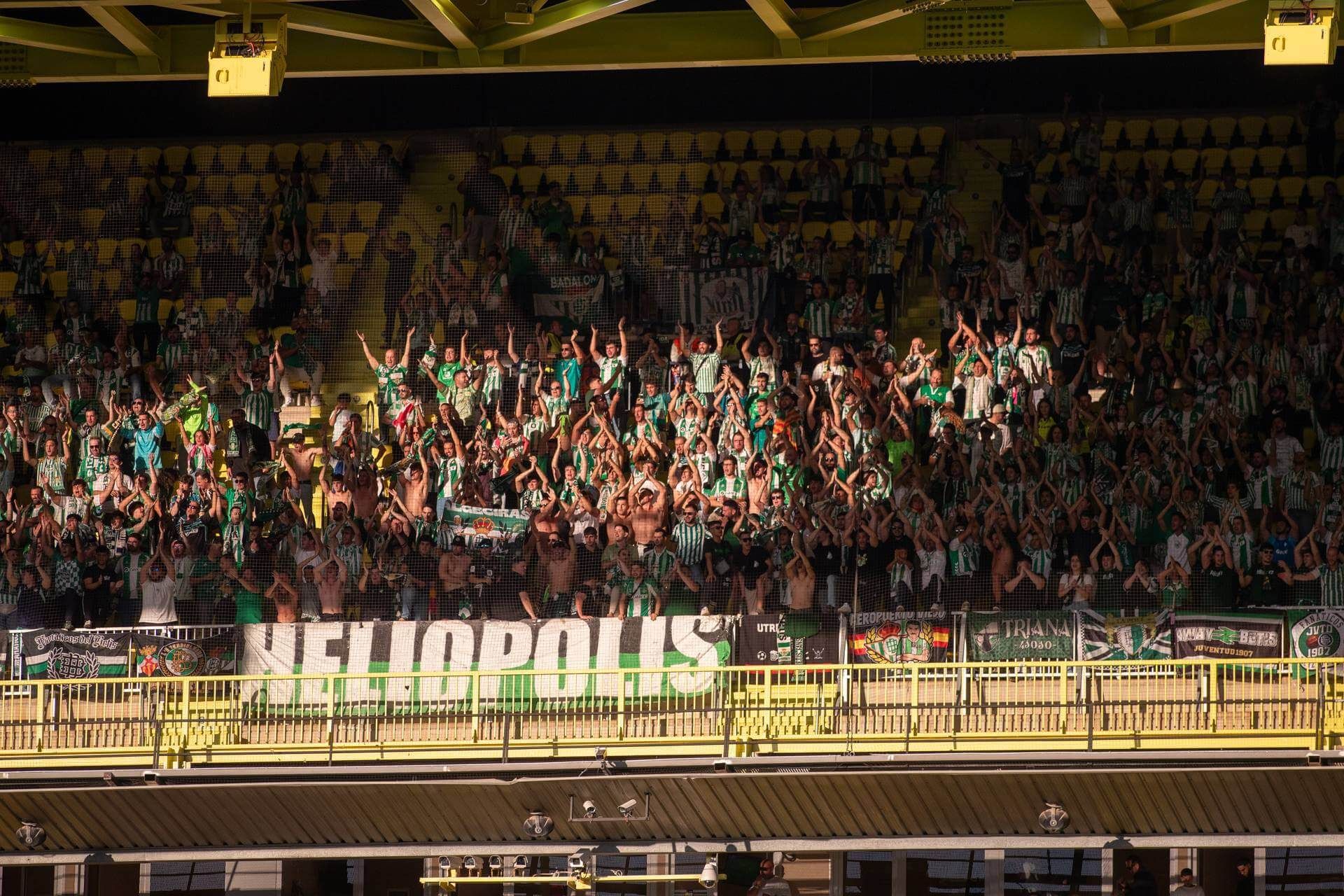  La afición del Betis en La Cerámica