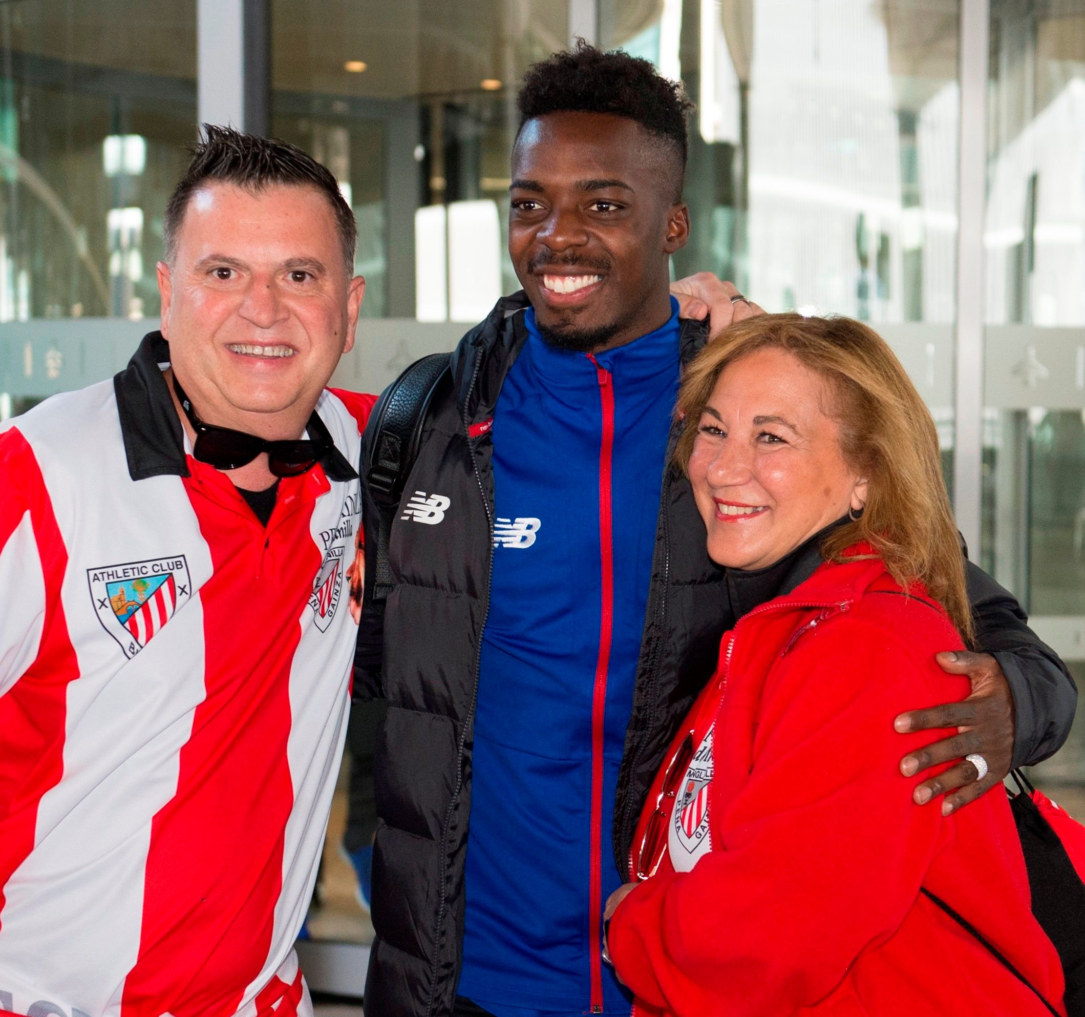 Iñaki Williams fue uno de los más solicitados por los aficionado que esperaban en el aeropuerto de Elche.