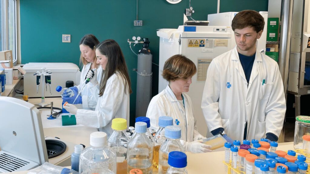  Grupo de investigadores en el laboratorio