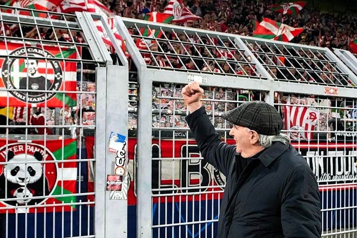 El Txopo Iribar arenga a la grada zurigorri en Dortmund en la Champions League.