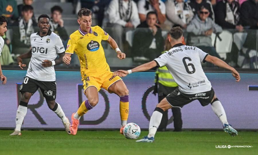 Iván Alejo, ante el Burgos CF.