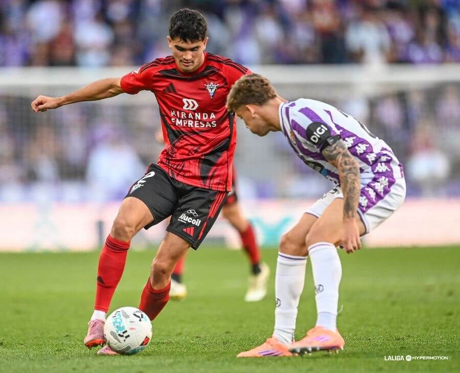  Iván Garriel, ante el Mirandés.