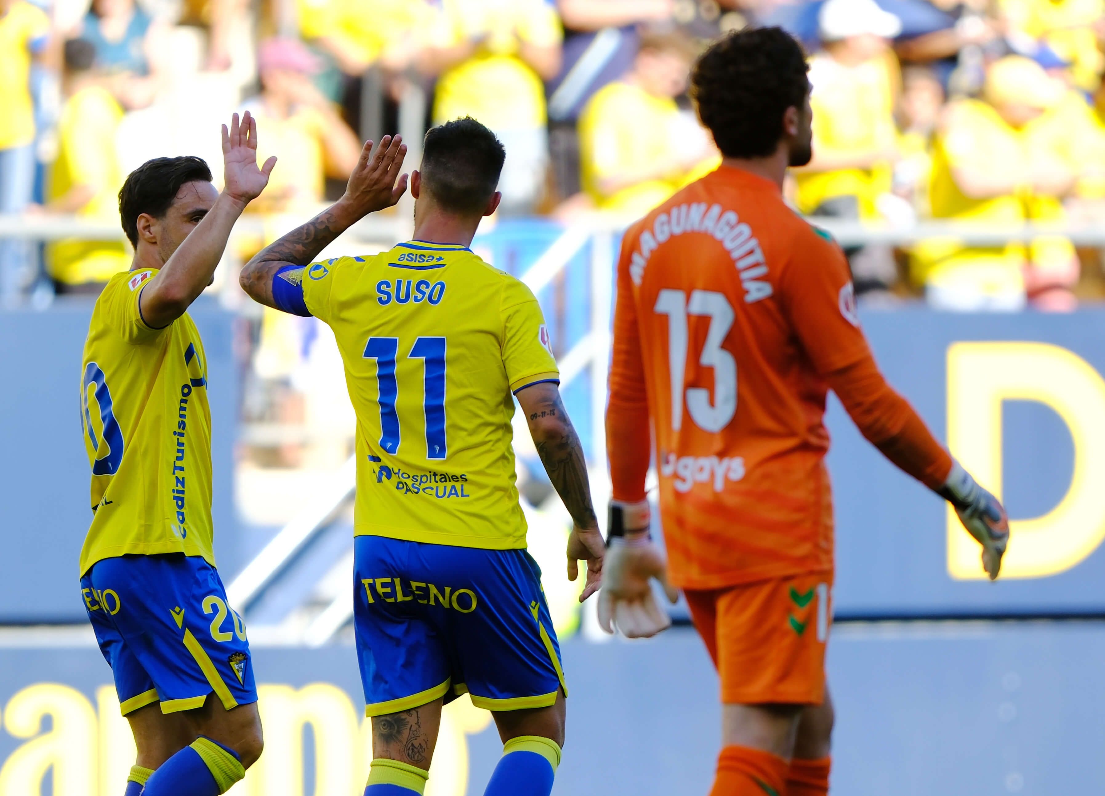 Iza Carcelén y Suso celebran juntos un gol del Cádiz.