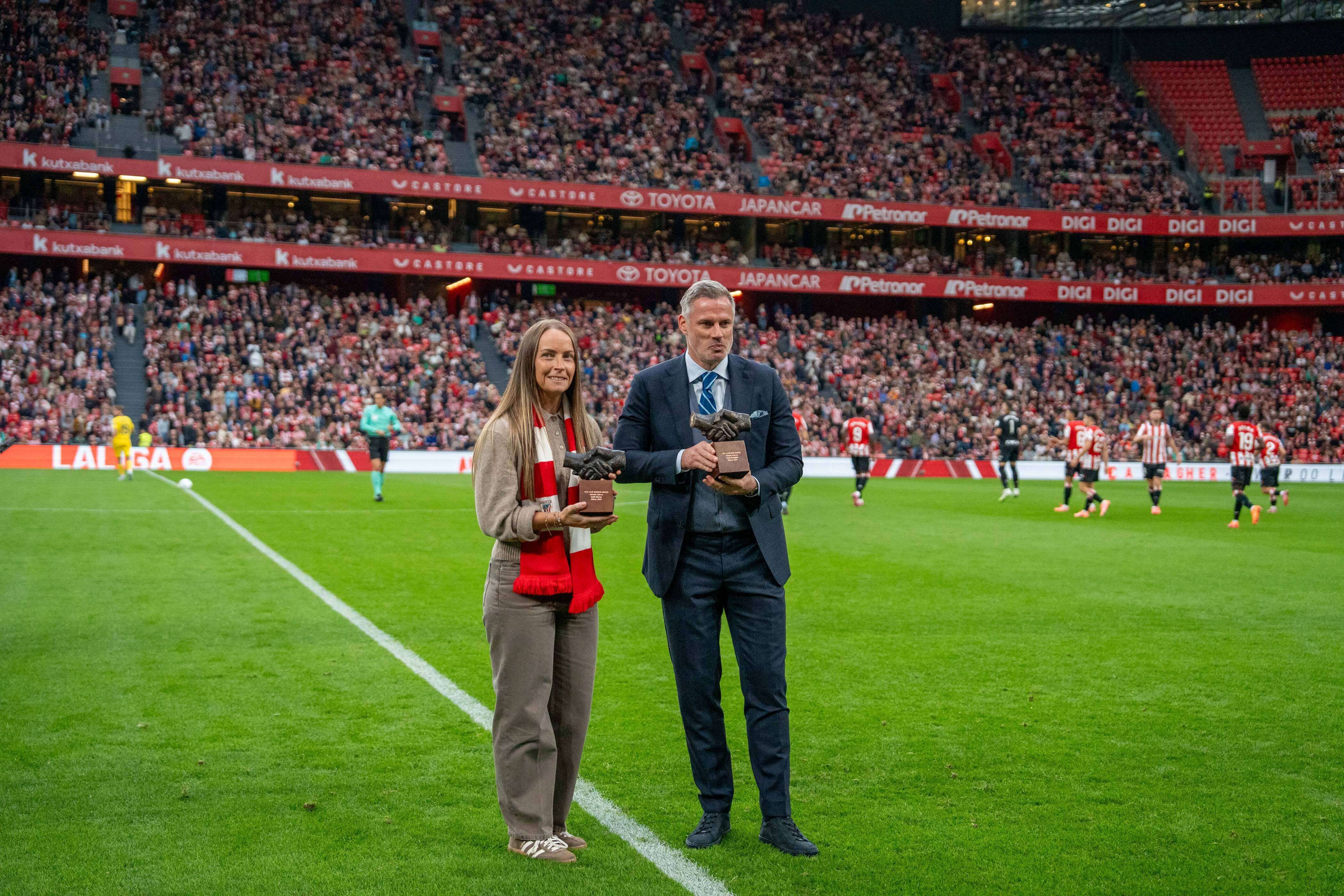  Joelle Murray y Jamie Carragher posan con el One Club Woman/Man en San Mamés.