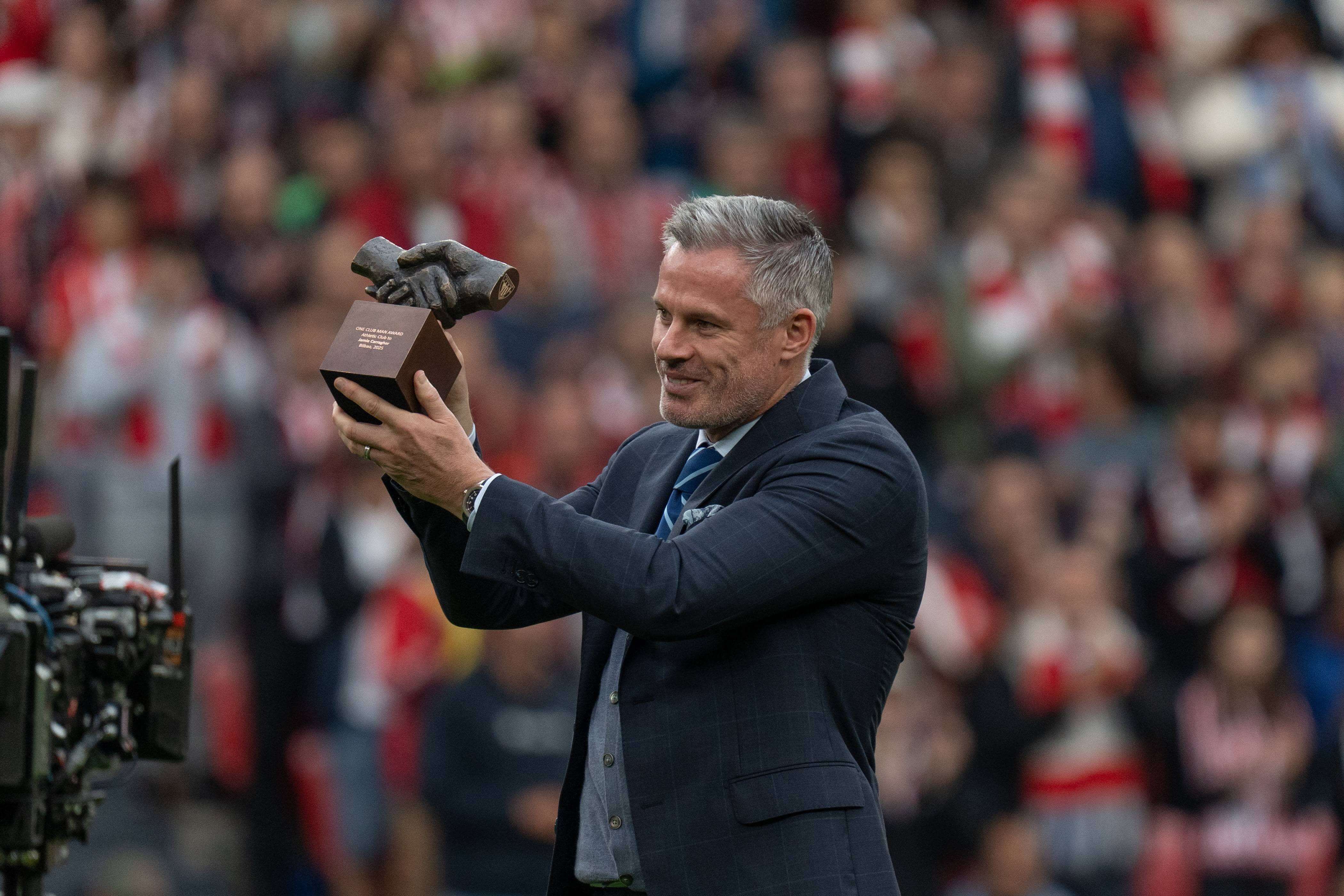 Jamie Carragher posa con el One Club Man en San Mamés (Foto: Cordon Press).