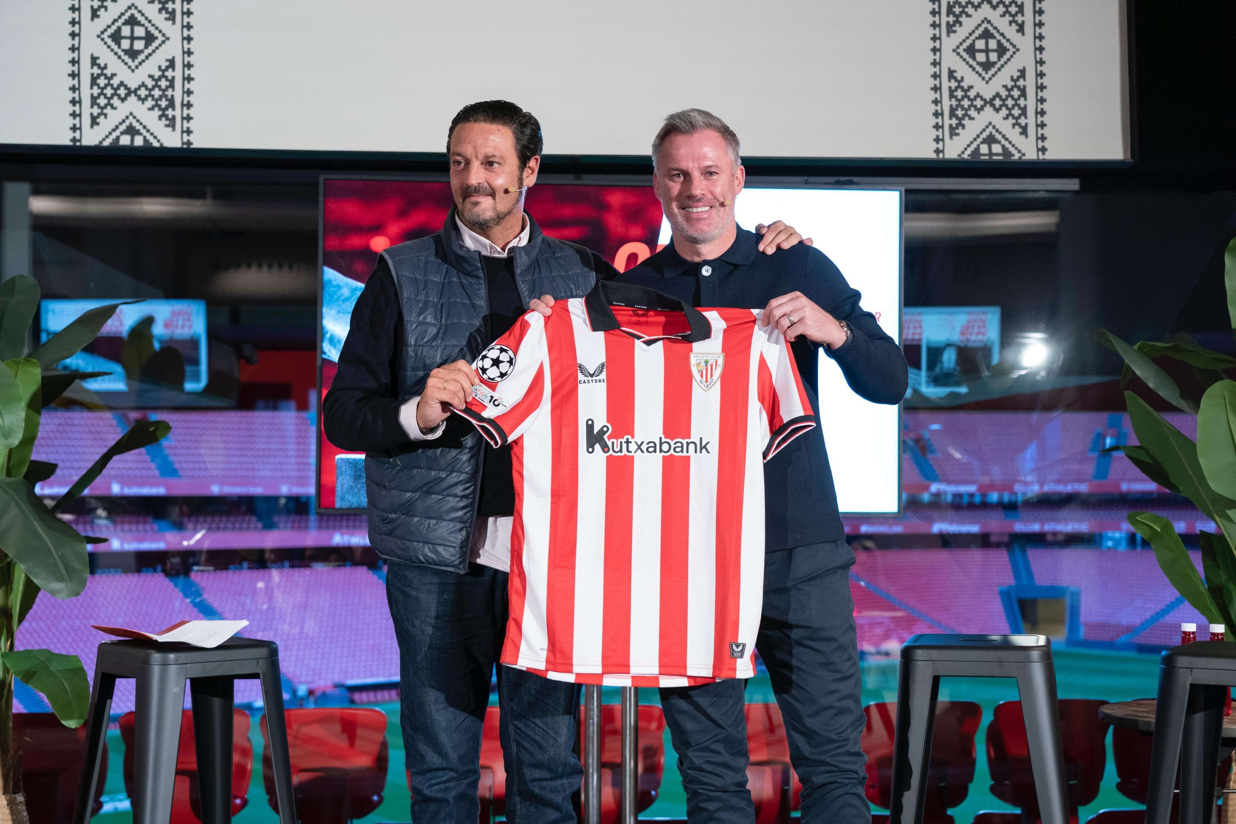 Jamie Carragher posa con la camiseta del Athletic.