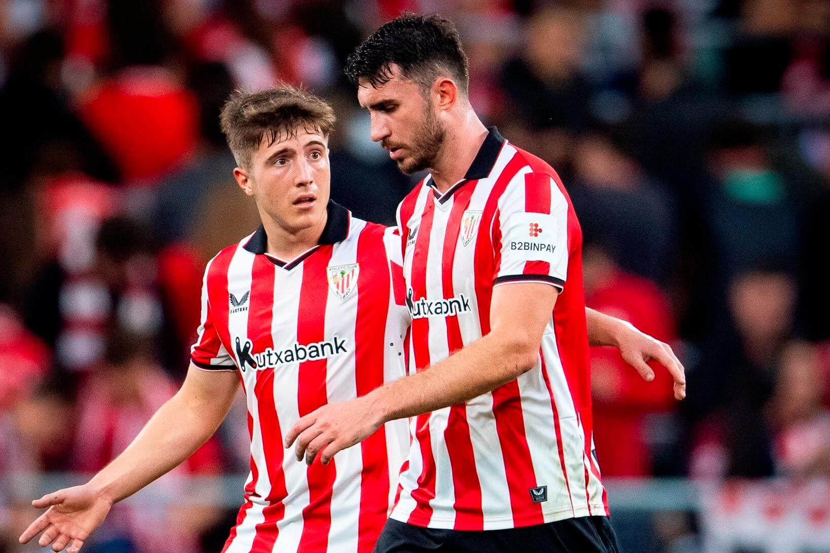  Charla preocupada de Mikel Jauregizar y Aymeric Laporte en un partido en San Mamés.