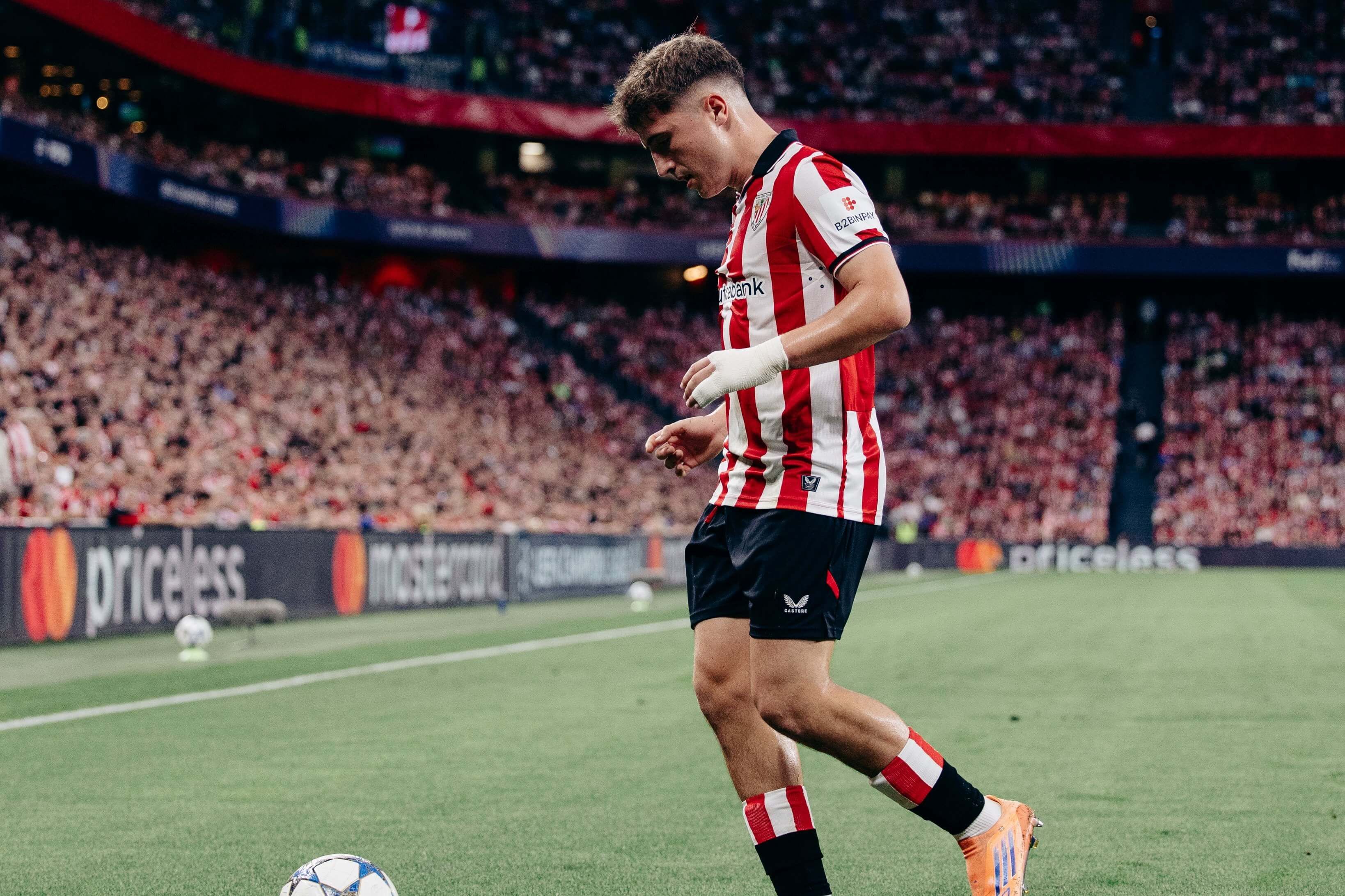 Mikel Jauregizar en un partido de la Champions en San Mamés.