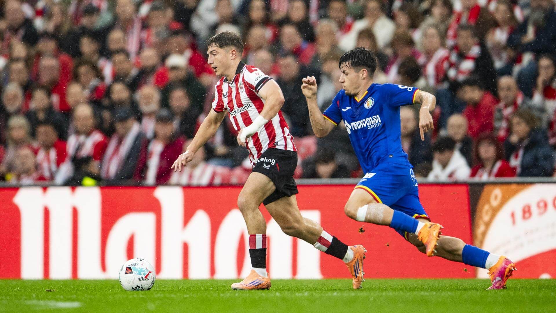Mikel Jauregizar progresa ante el Getafe en San Mamés.
