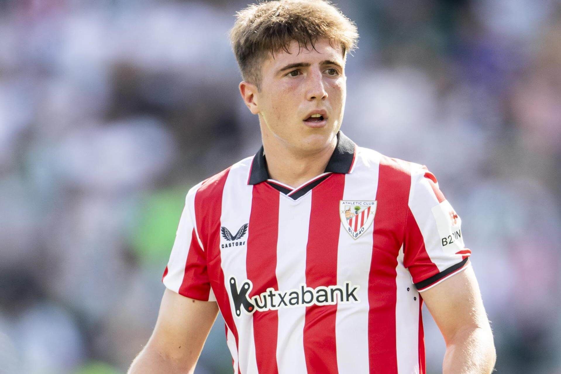 Gesto serio de Mikel Jauregizar en el partido ante el Elche CF empatado en el Martínez Valero.