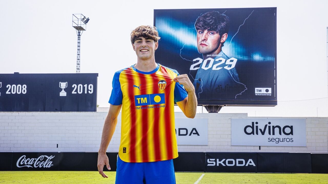 Javi Guerra renueva con el Valencia CF