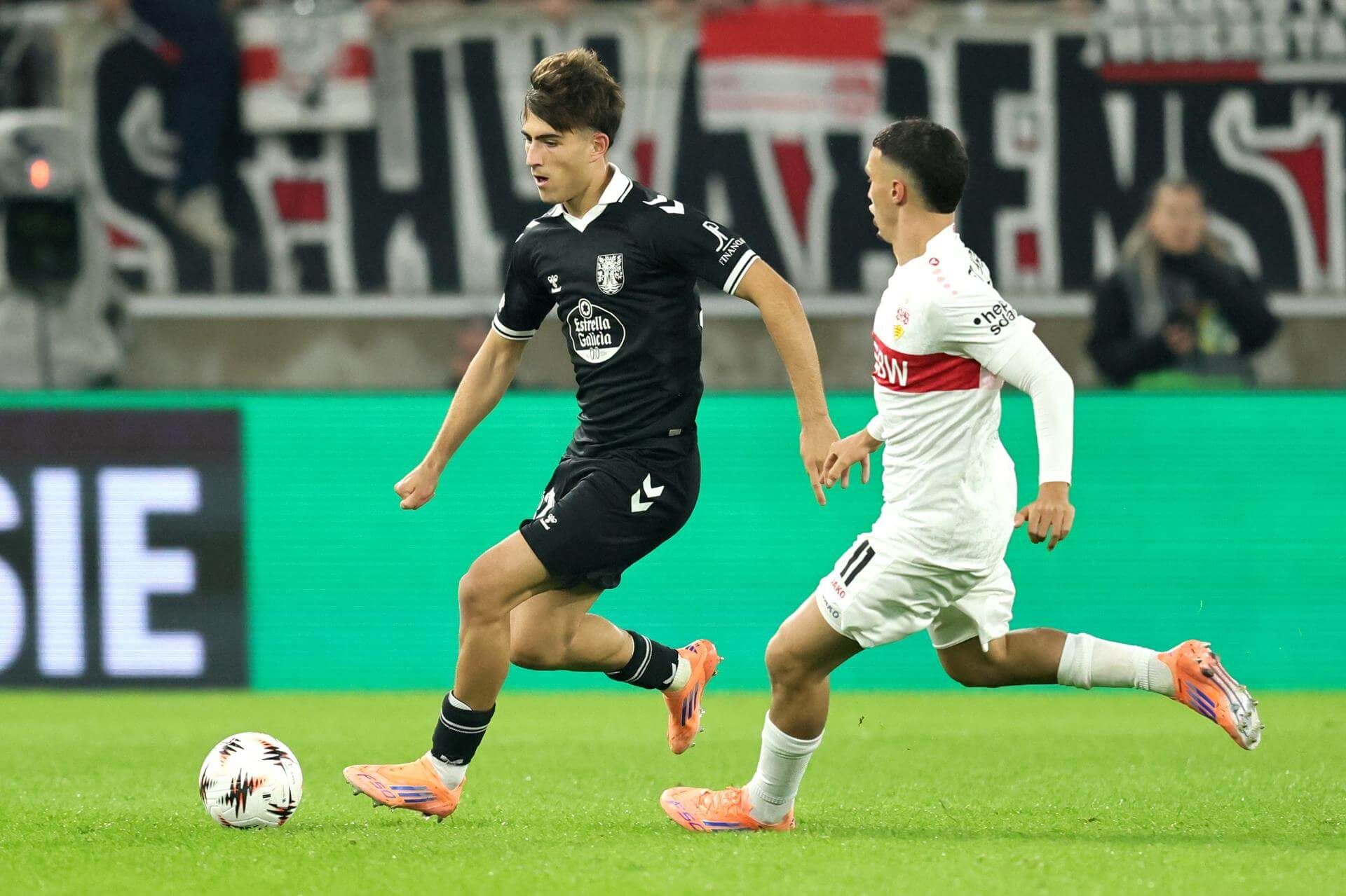 Javi Rodriguez, ante El Khannouss en el Stuttgart-Celta.