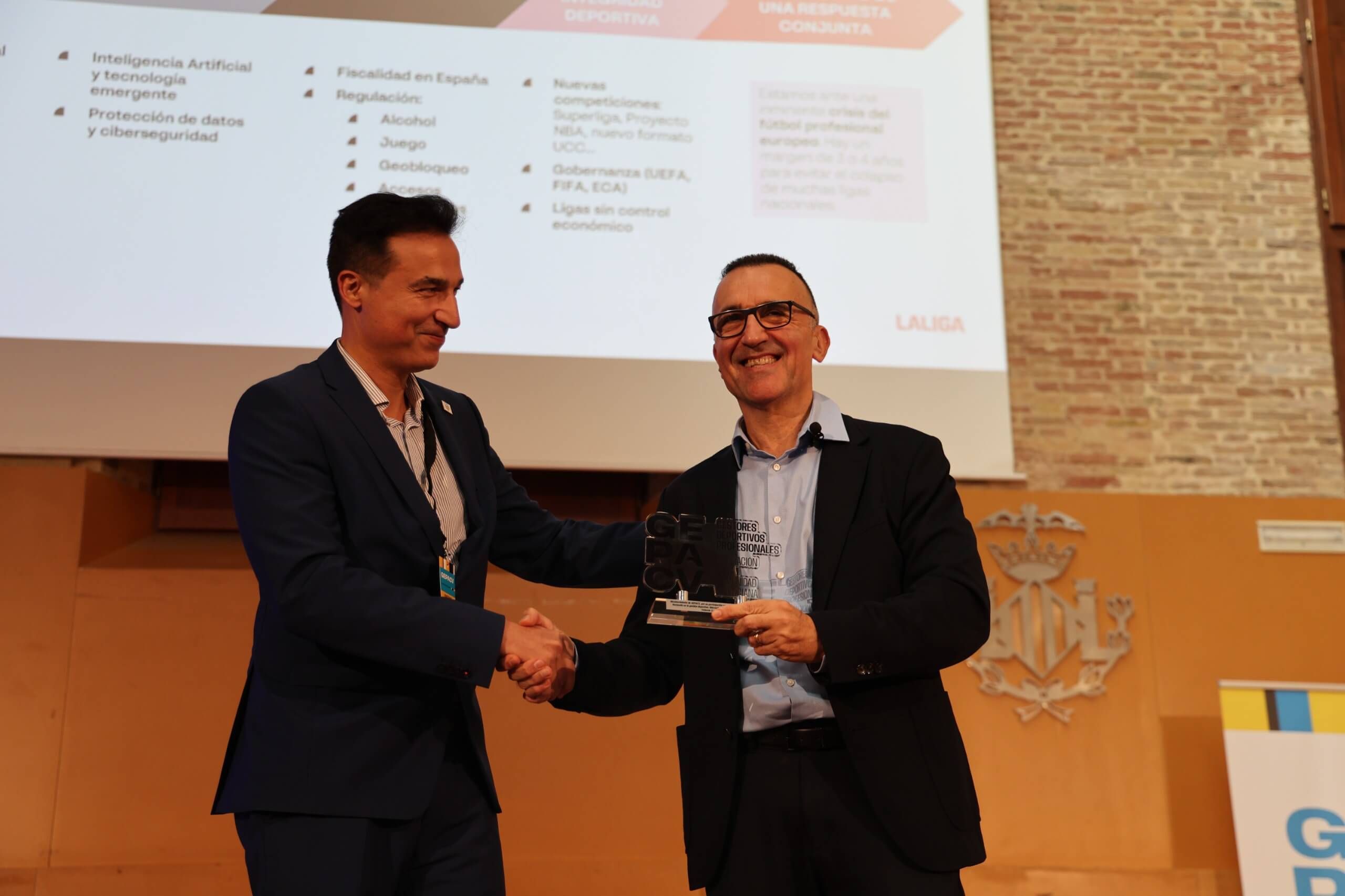  Javier Gómez y Alberto Talavera, presidente de la Asociación de Gestores Deportivos Profesionales CV