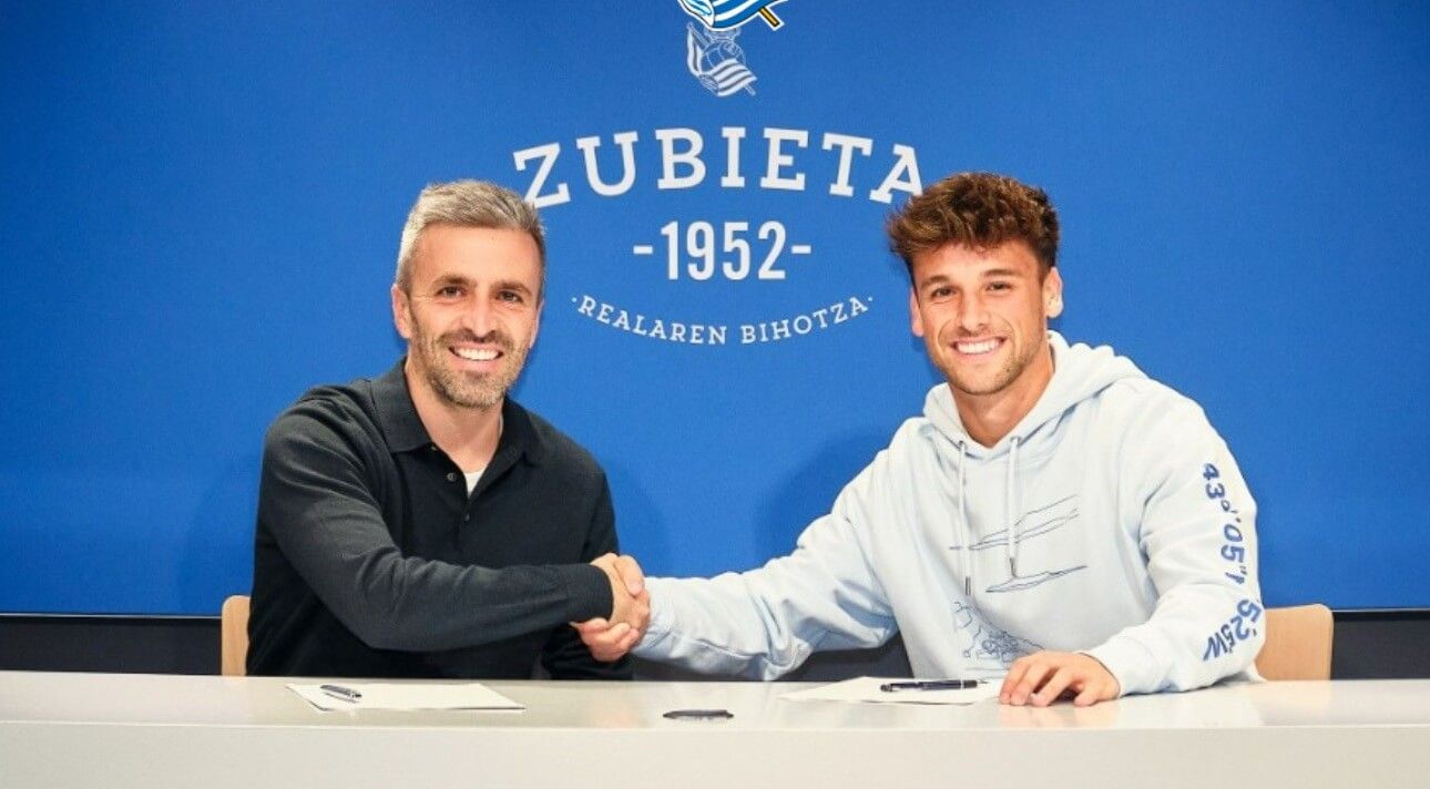 Jon Balda, tras su renovación con la Real Sociedad.