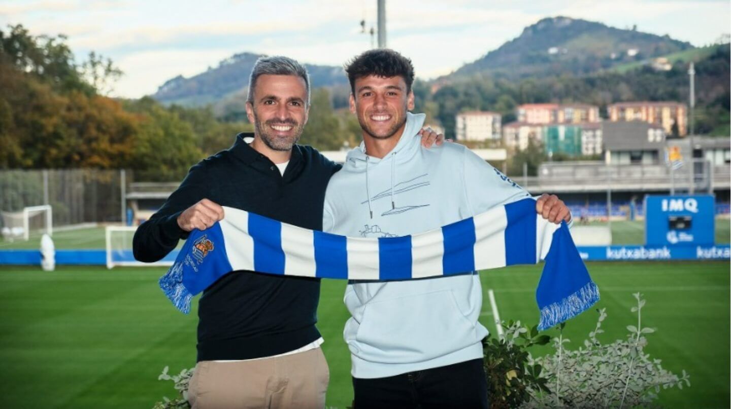 Jon Balda y Erik Bretos posan tras la renovación del jugador (Foto: Real Sociedad).