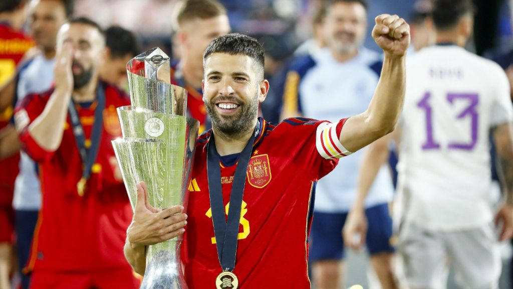 Jordi Alba con el título de la Nations League (Cordon Press)