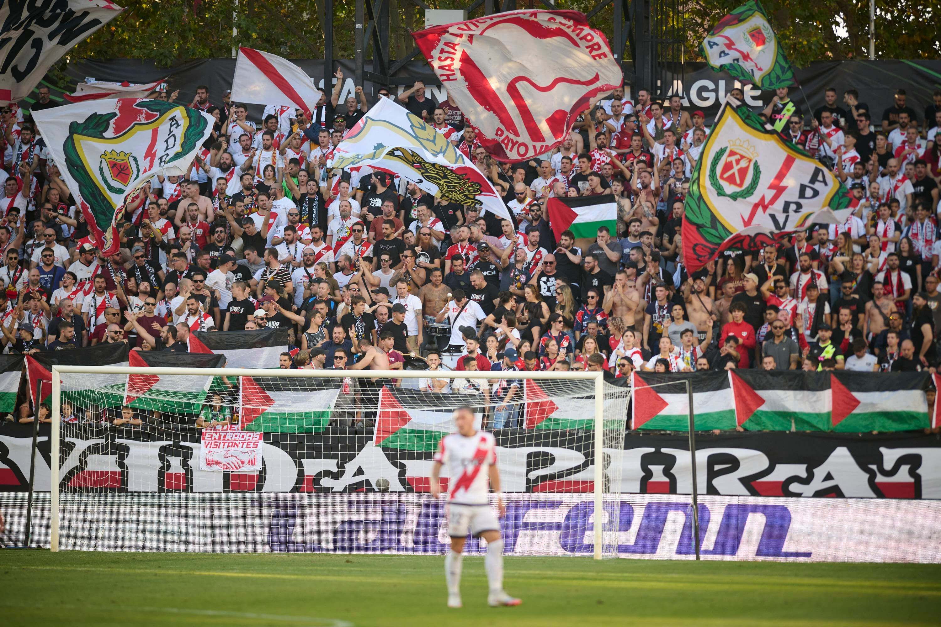 La afición del Rayo Vallecano en Conference (Cordon Press)