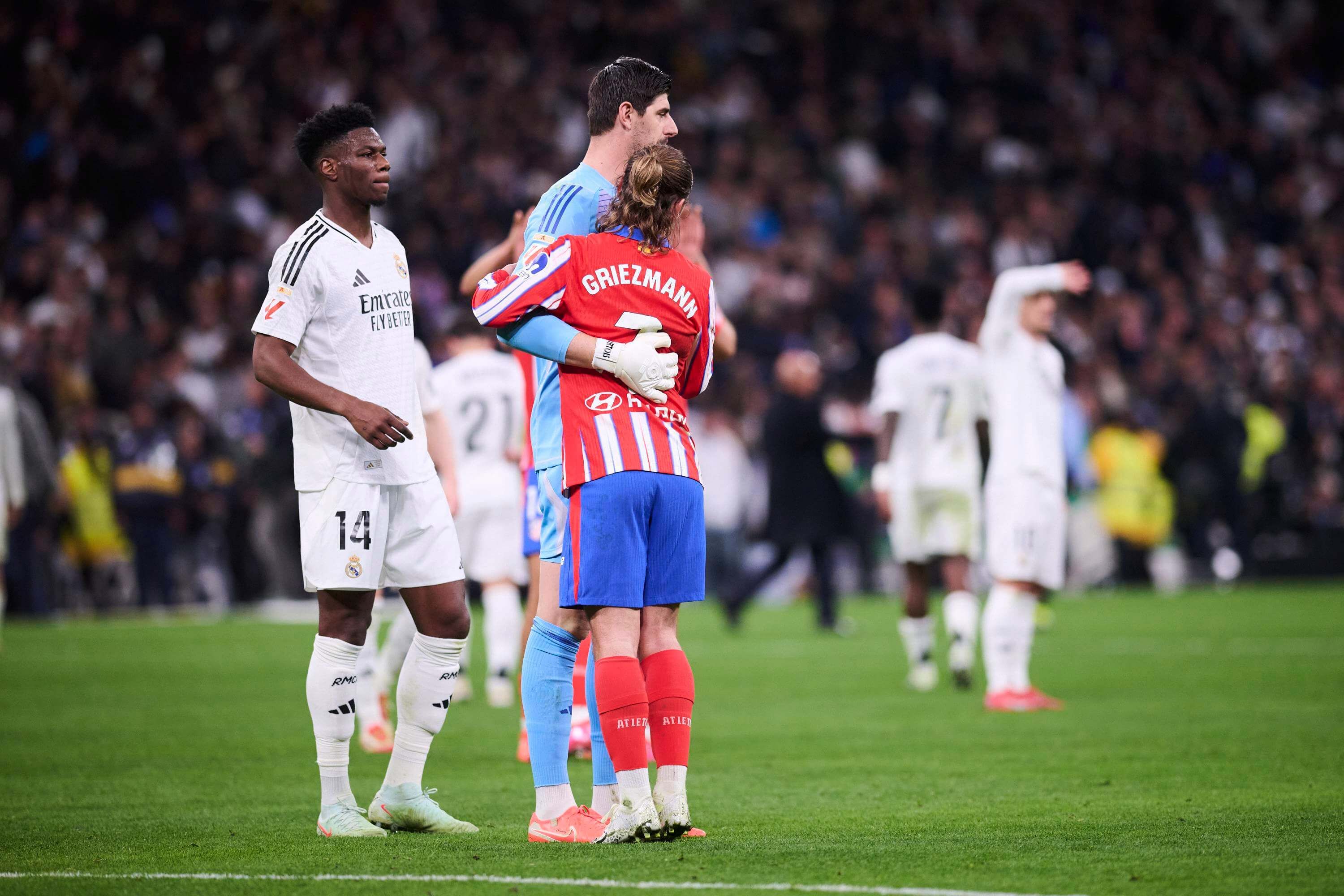  Thibaut Courtois y Antoine Griezmann en un derbi en el Bernabéu