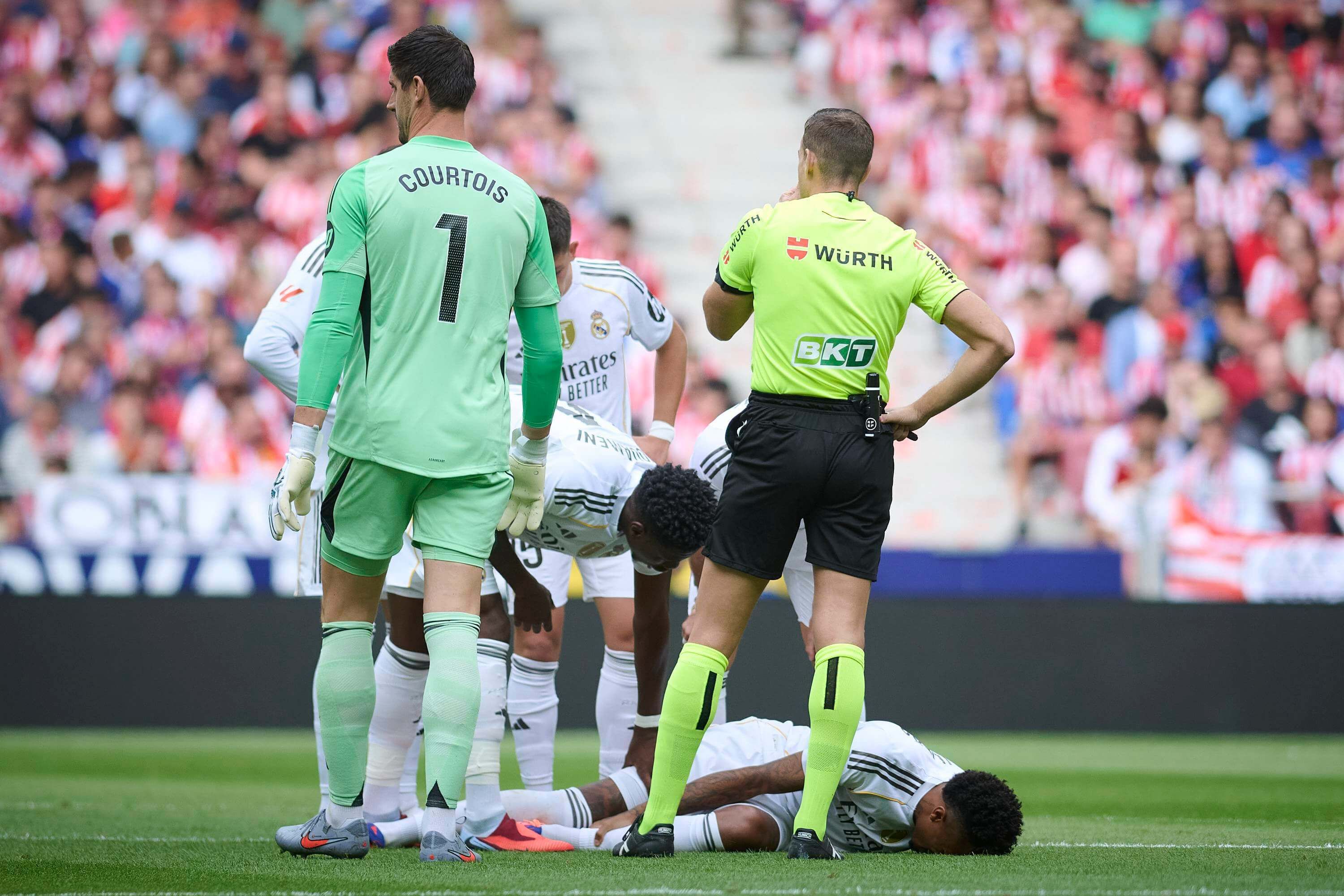 Eder Militao, en el suelo durante el derbi madrileño (Foto: Cordon Press).