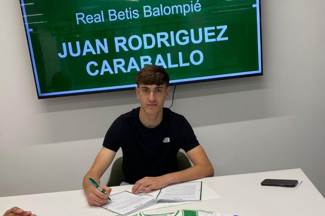  Juan Rodríguez, firmando su contrato con el Betis.