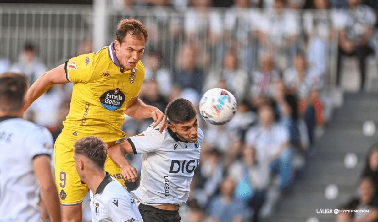  Juanmi Latasa, rematando de cabeza durante el duelo ante el Burgos CF.