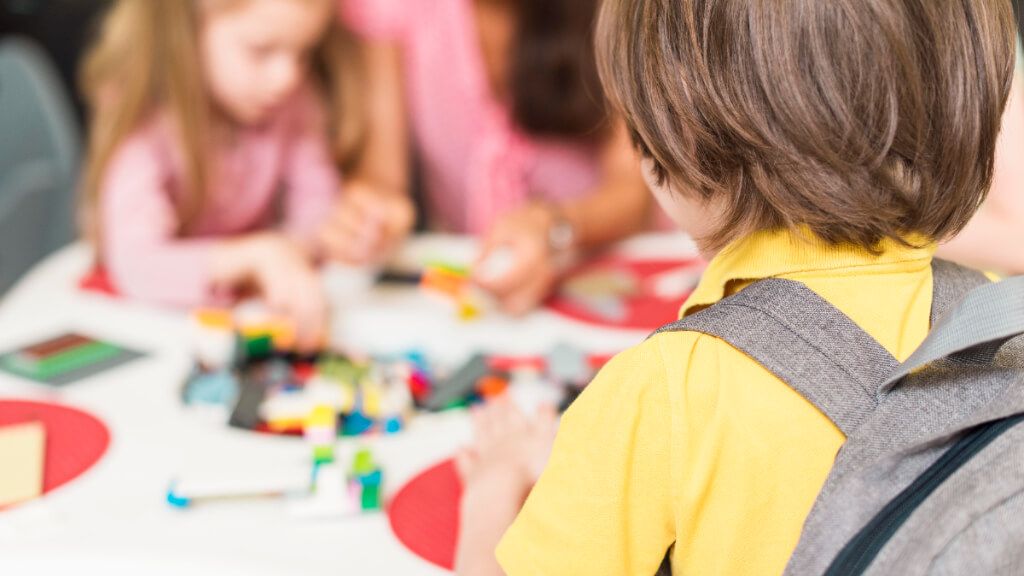  Niños jugando a juegos de mesa en el colegio