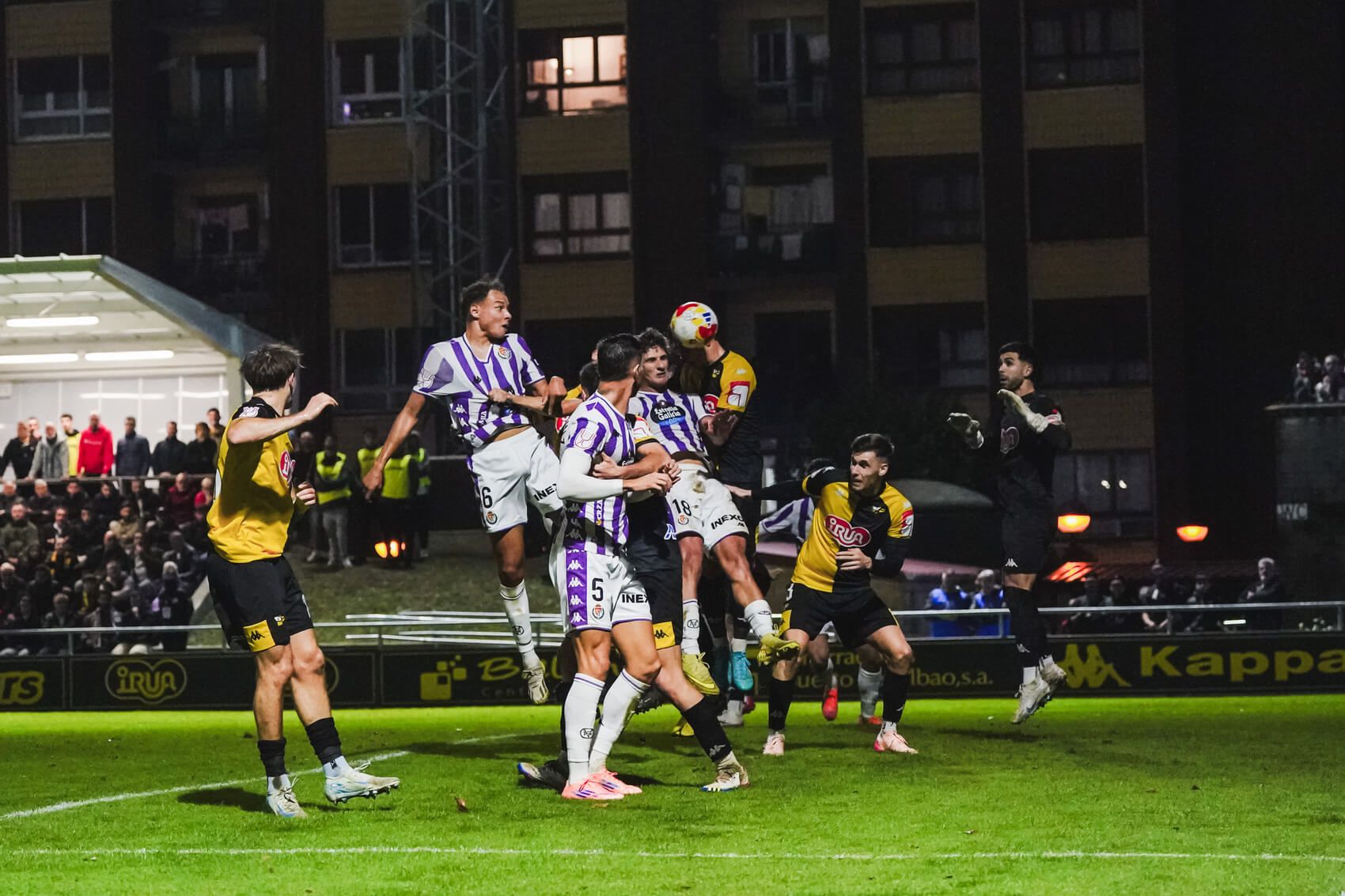 Jugadores del Real Valladolid, ante el Portugalete.