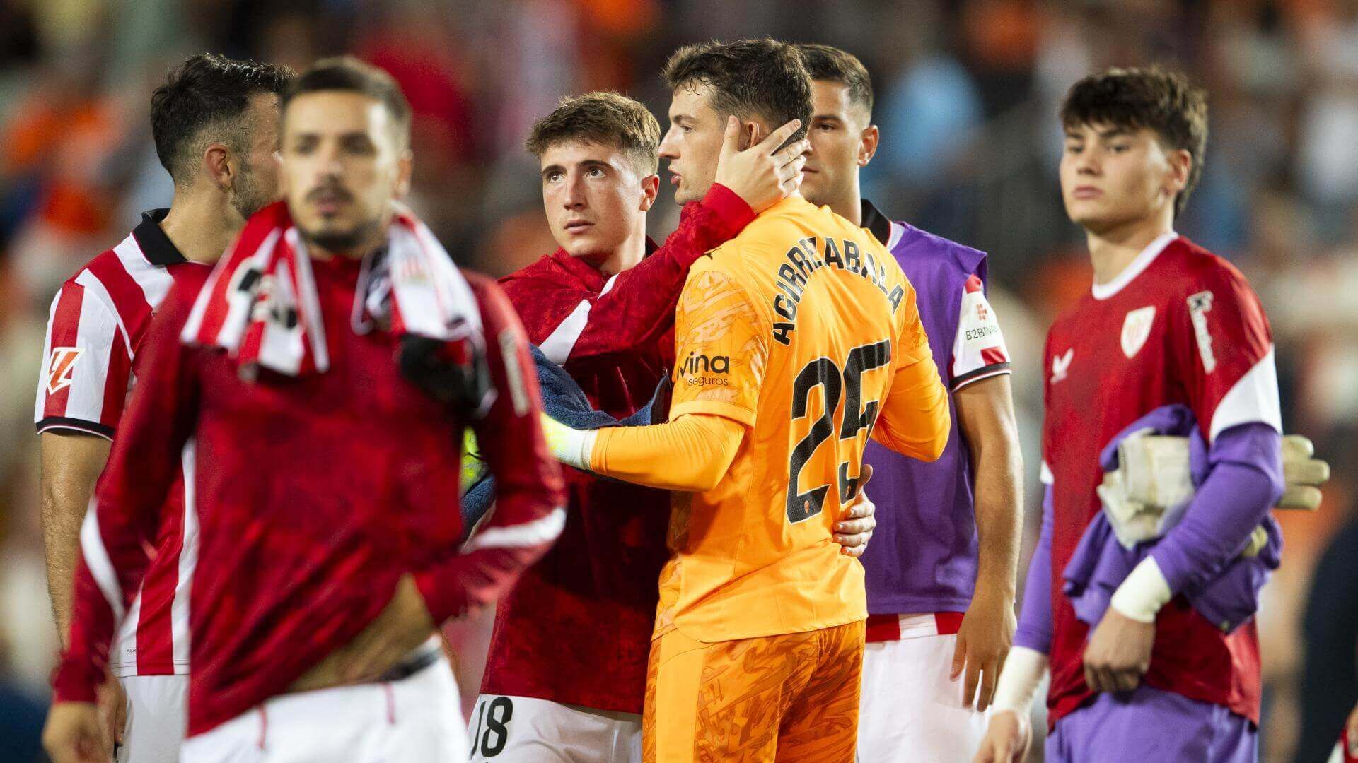  Julen Agirrezabala ante el Athletic