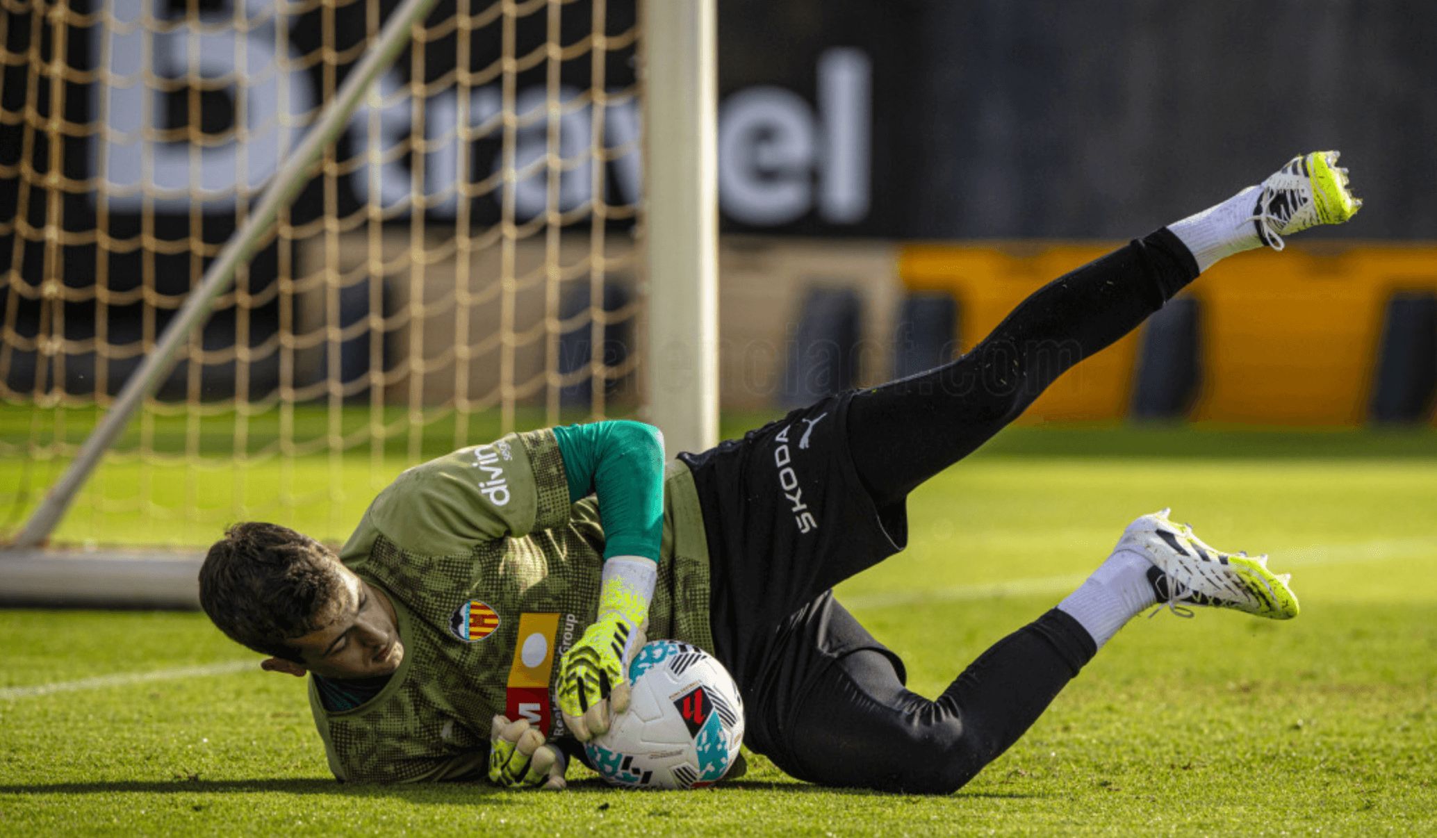 Julen Agirrezabala y Dimitri Foulquier entrenaron sin problemas en Paterna
