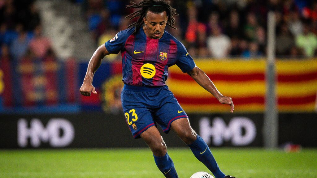 Jules Koundé jugando con el FC Barcelona (Cordon Press)