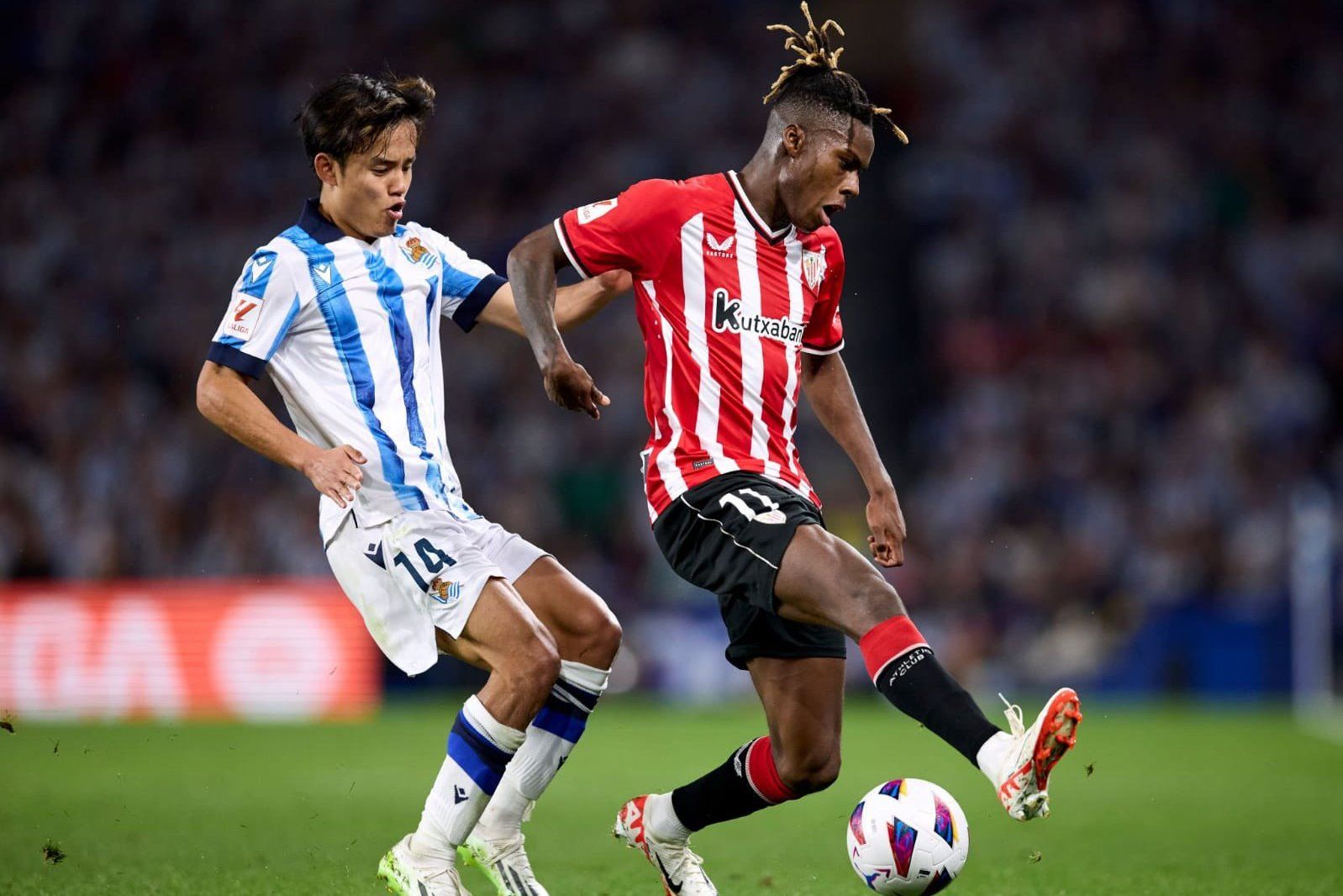  Nico Williams se mide con Take Kubo en un derbi vasco ante la Real Sociedad en Anoeta.