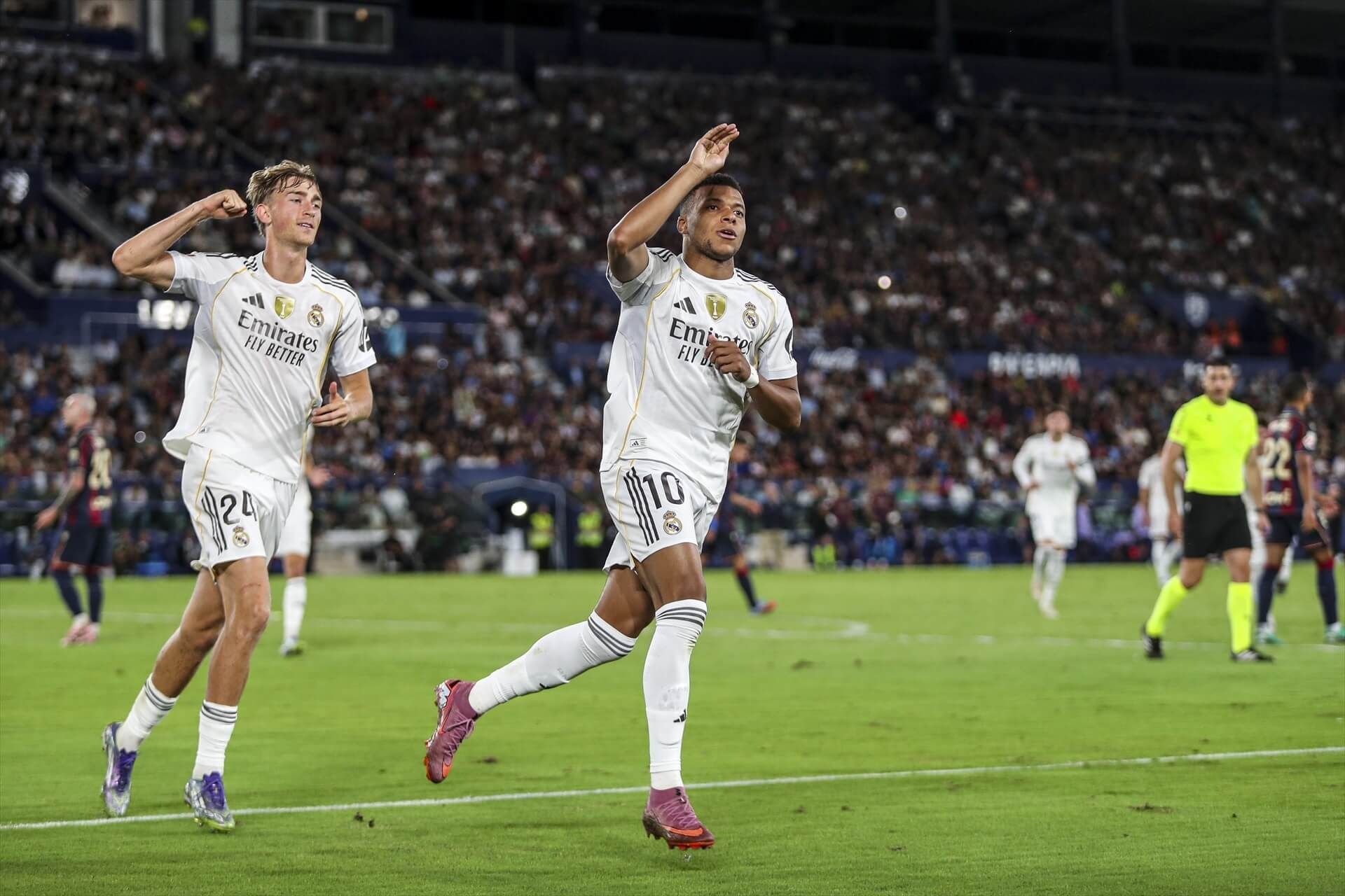 Kylian Mbappé celebra un gol ante el Levante
