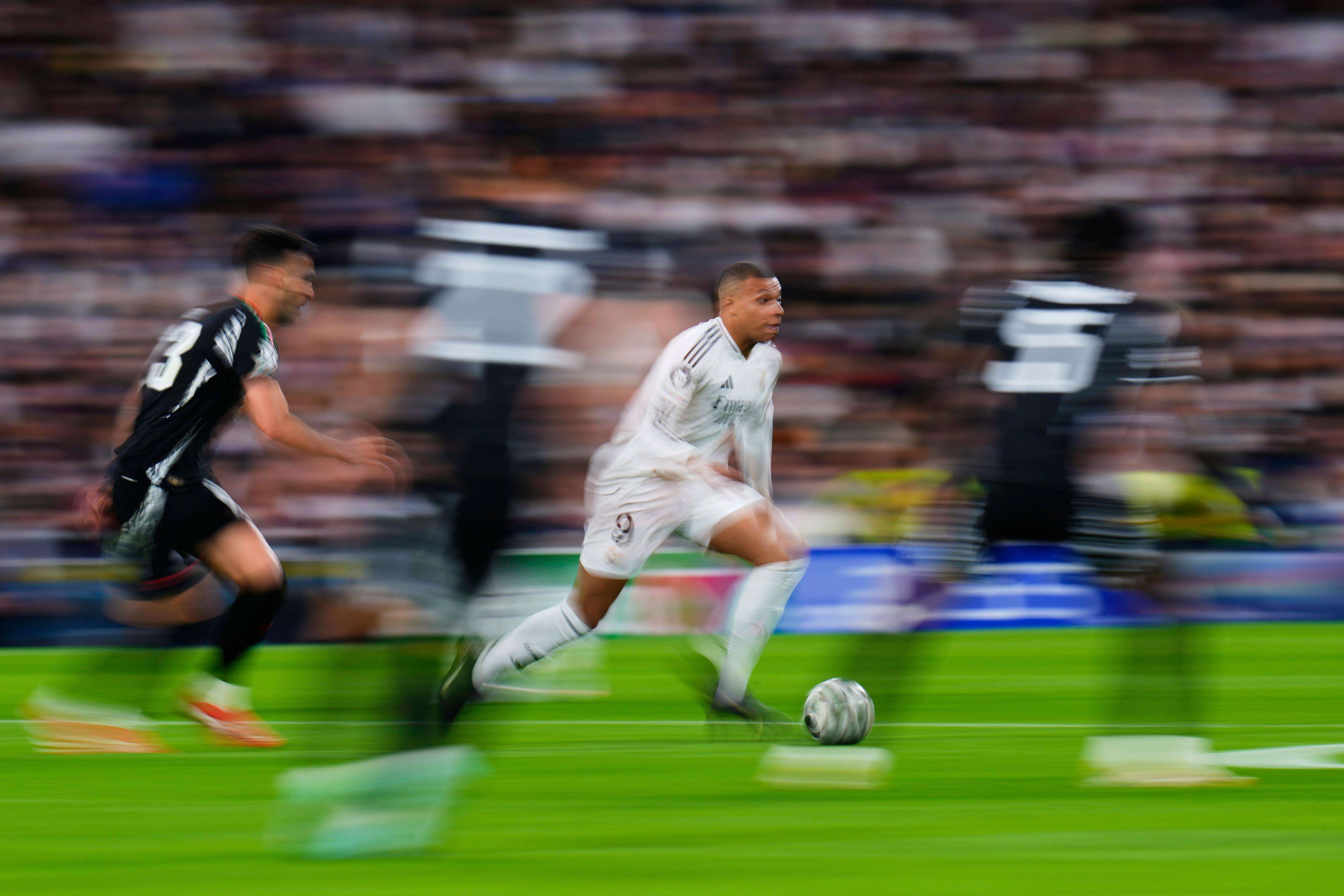  Kylian Mbappé en un partido con el Real Madrid