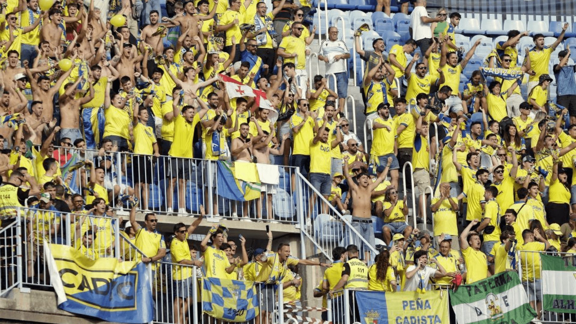  La afición del Cádiz, en Málaga.